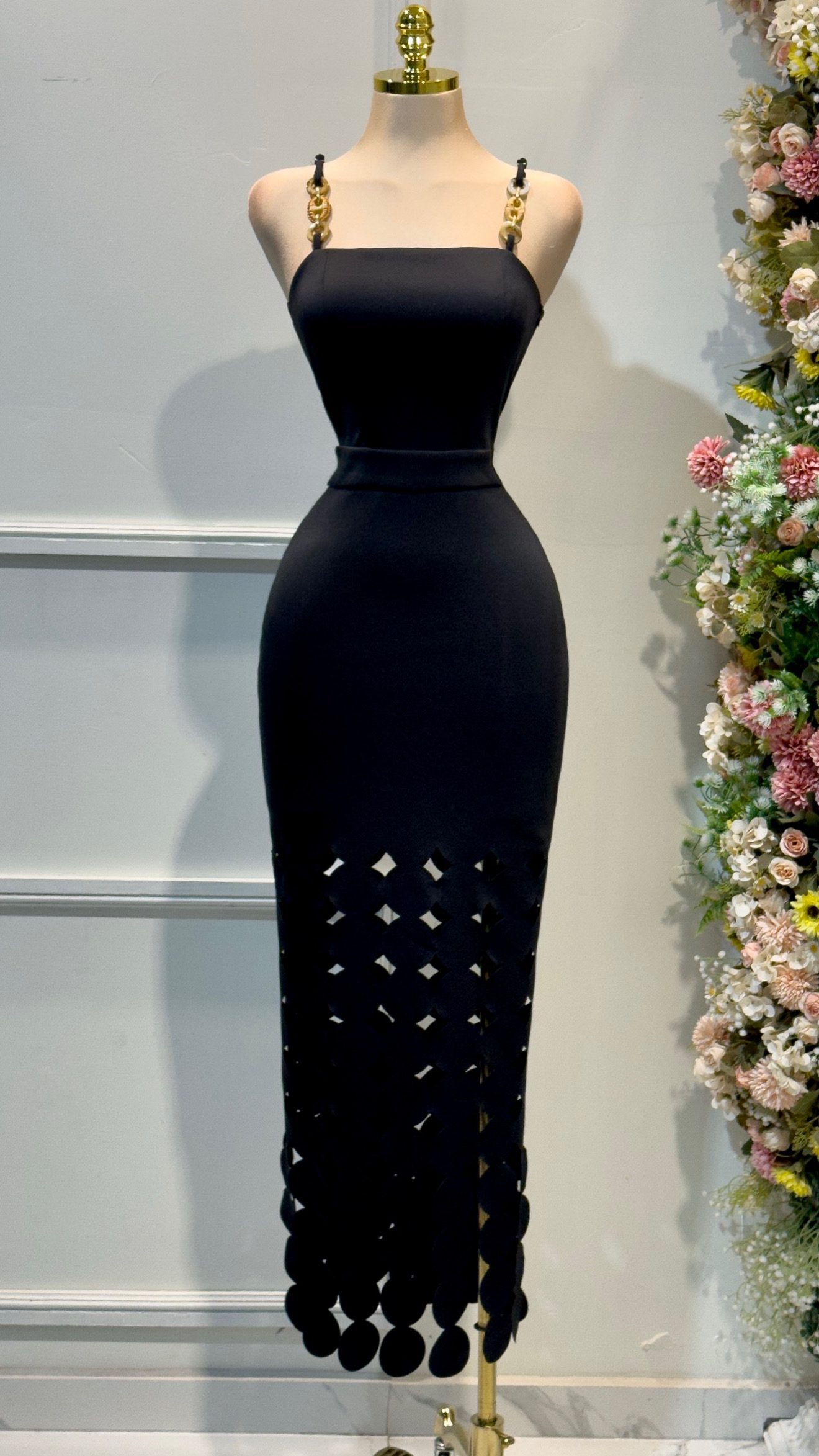 Vestido Negro Ajustado - Image 4