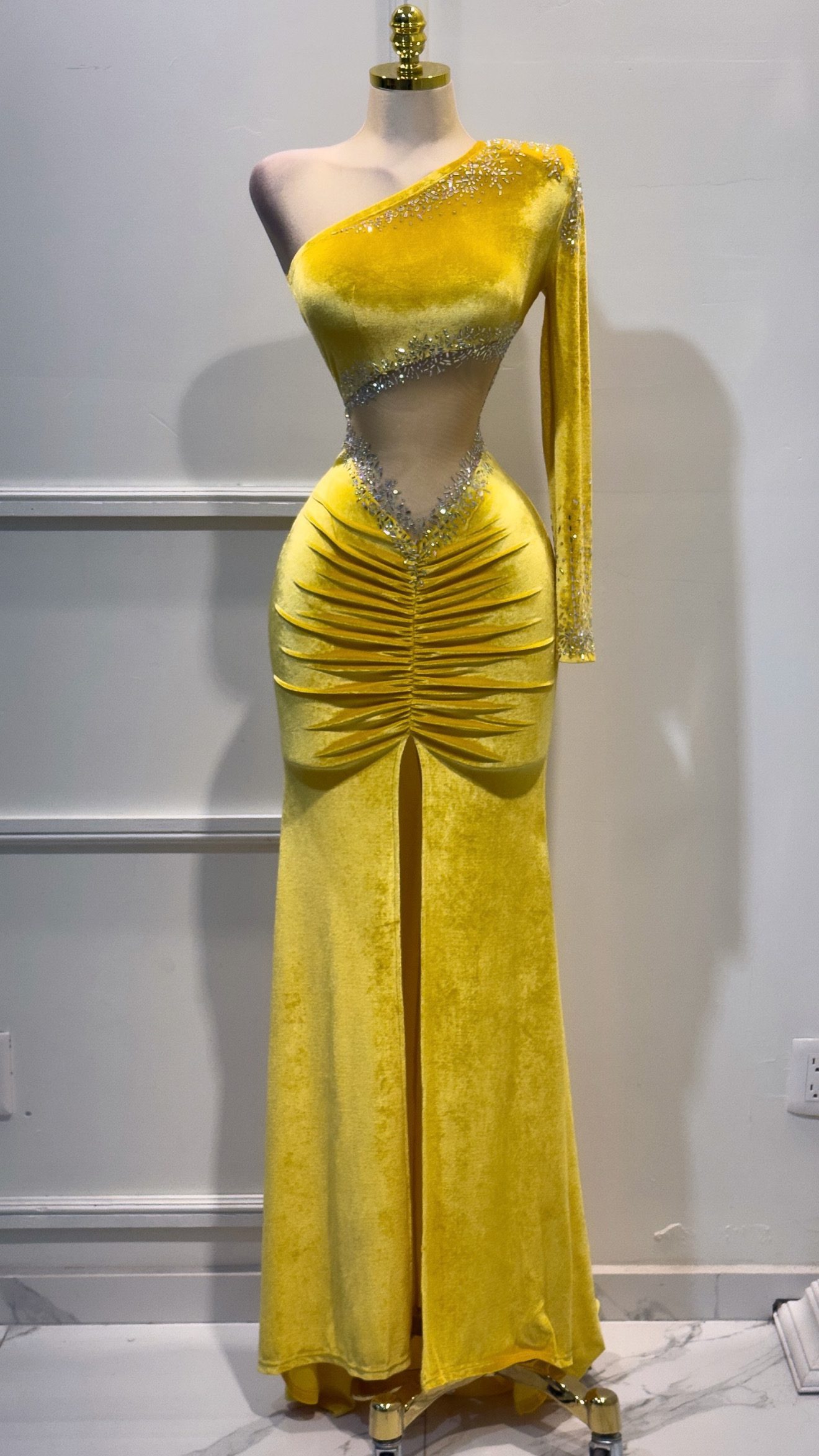 Vestido Amarillo De Terciopelo Con Perlas - Image 3