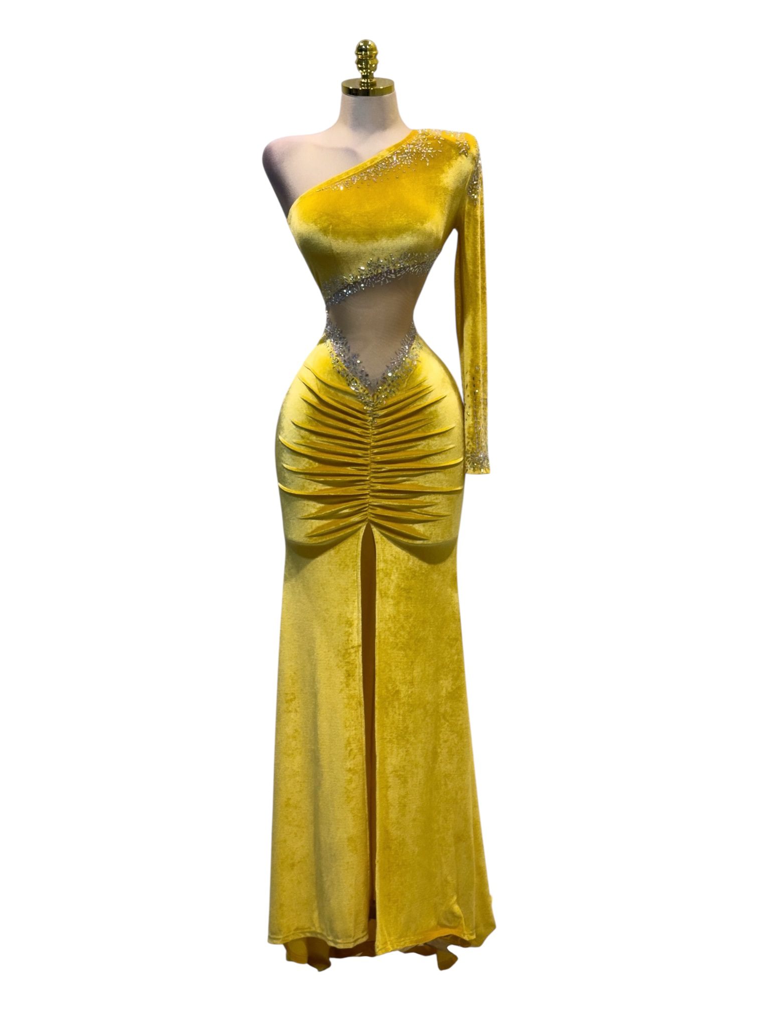 Vestido Amarillo De Terciopelo Con Perlas - Image 2