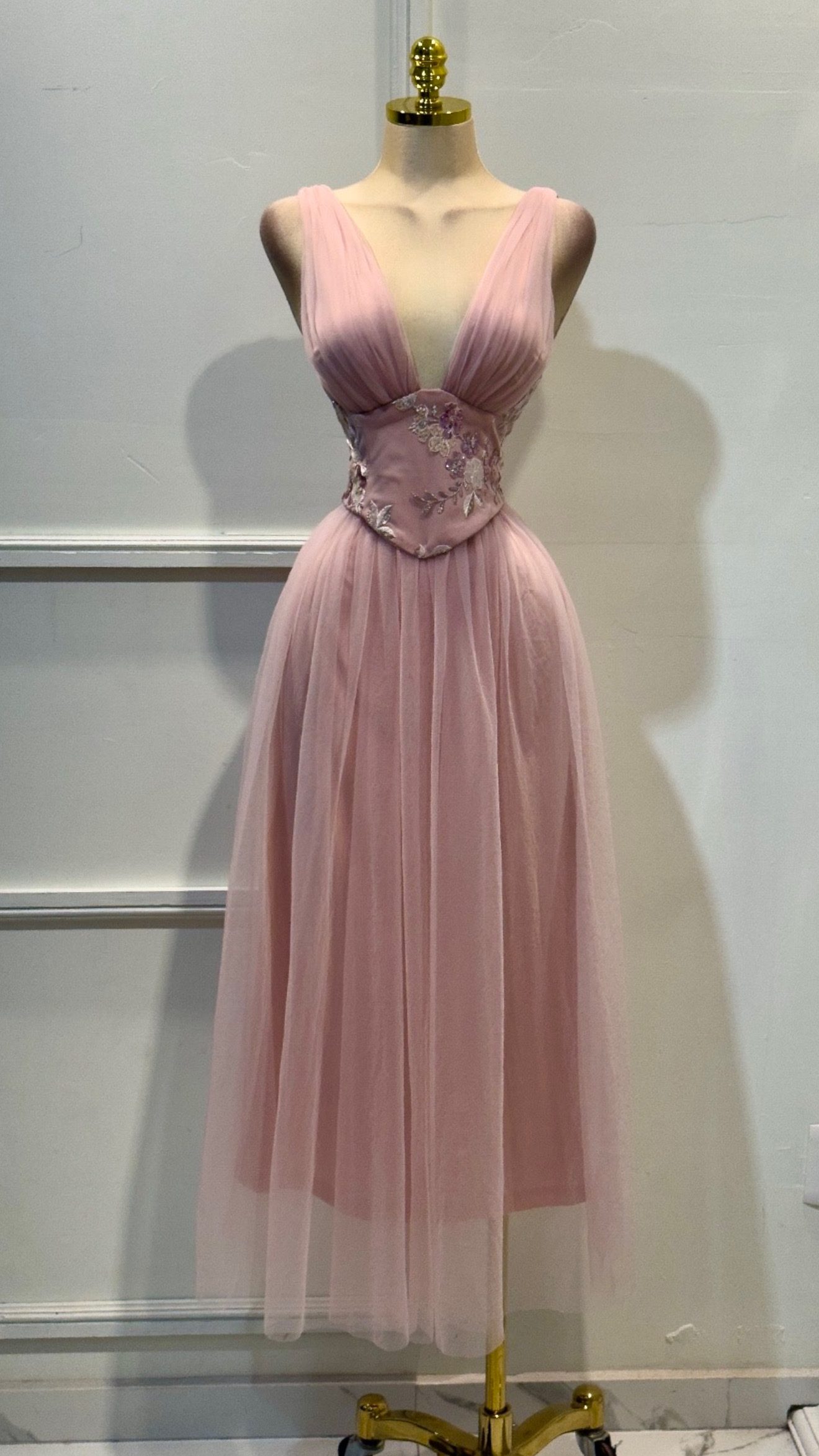 Vestido Rosa Escote Profundo - Image 4