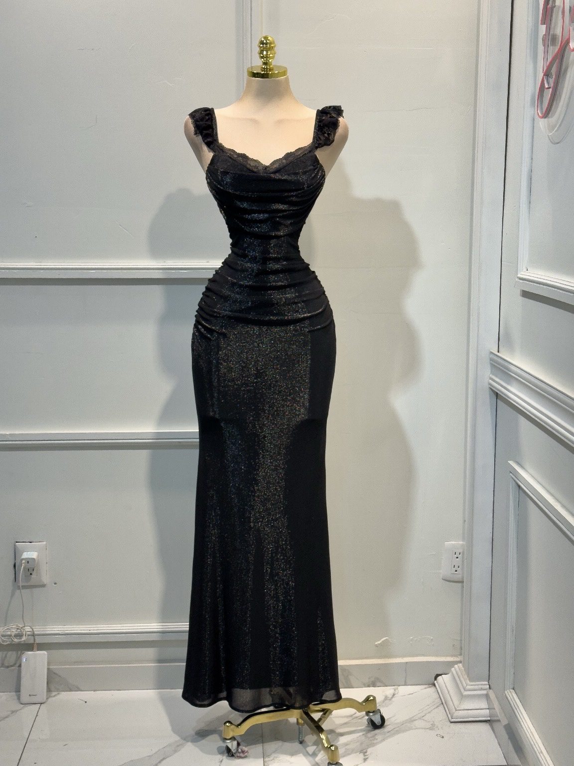 Vestido Negro Con Tirantes Anchos - Image 4