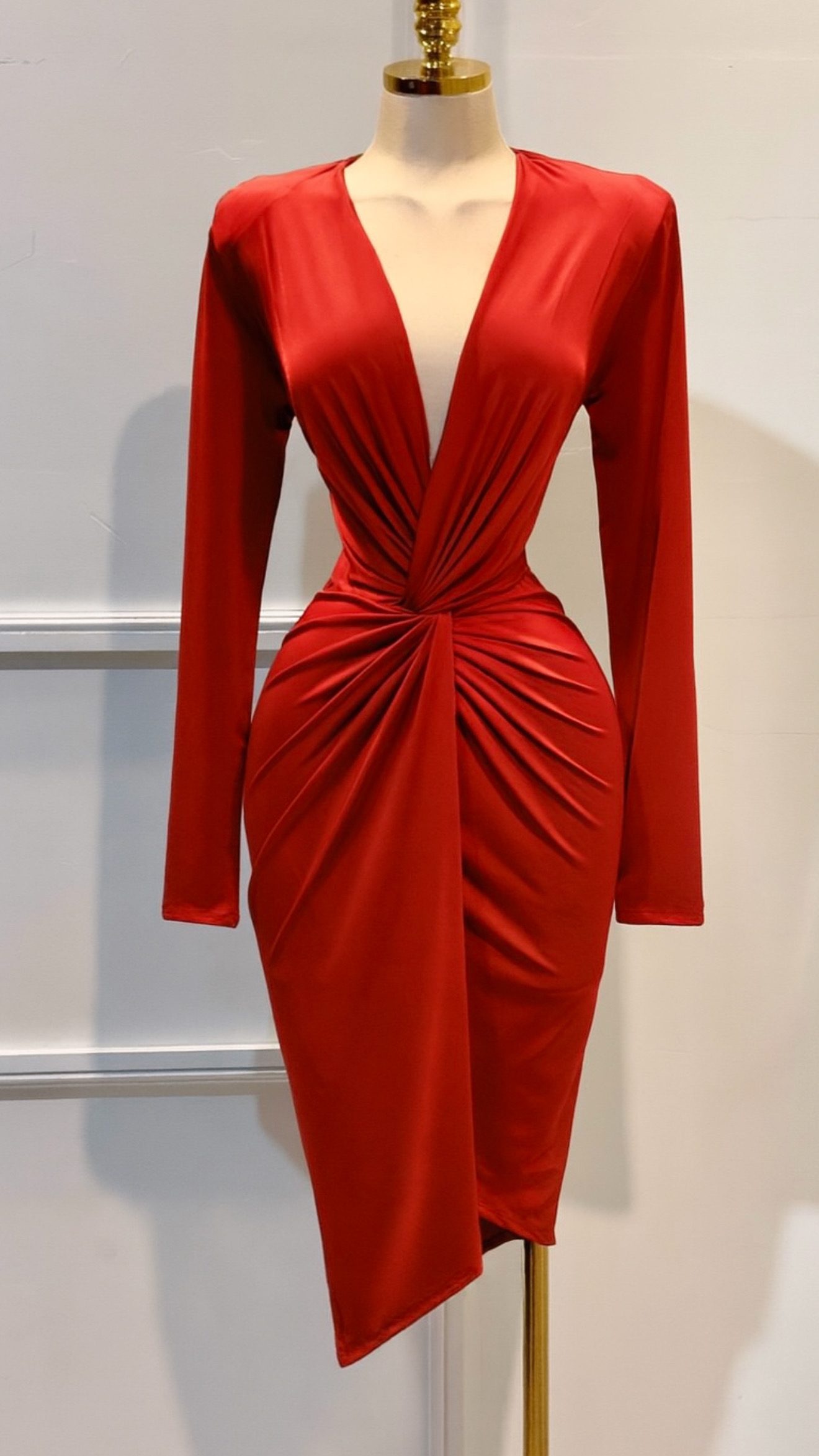 Vestido Rojo Midi Con Escote Profundo - Image 3