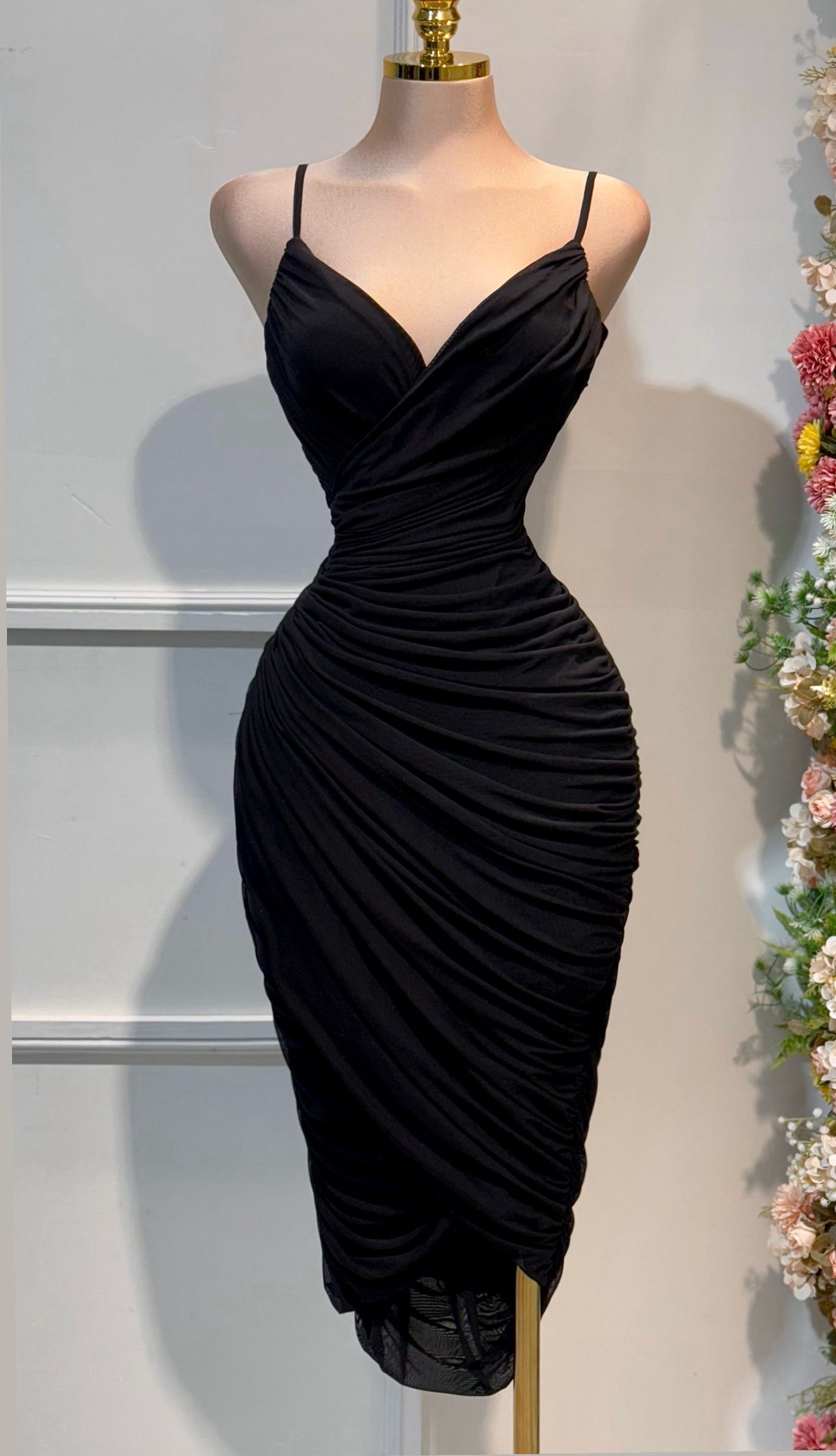 Vestido Negro Con Fruncido - Image 3