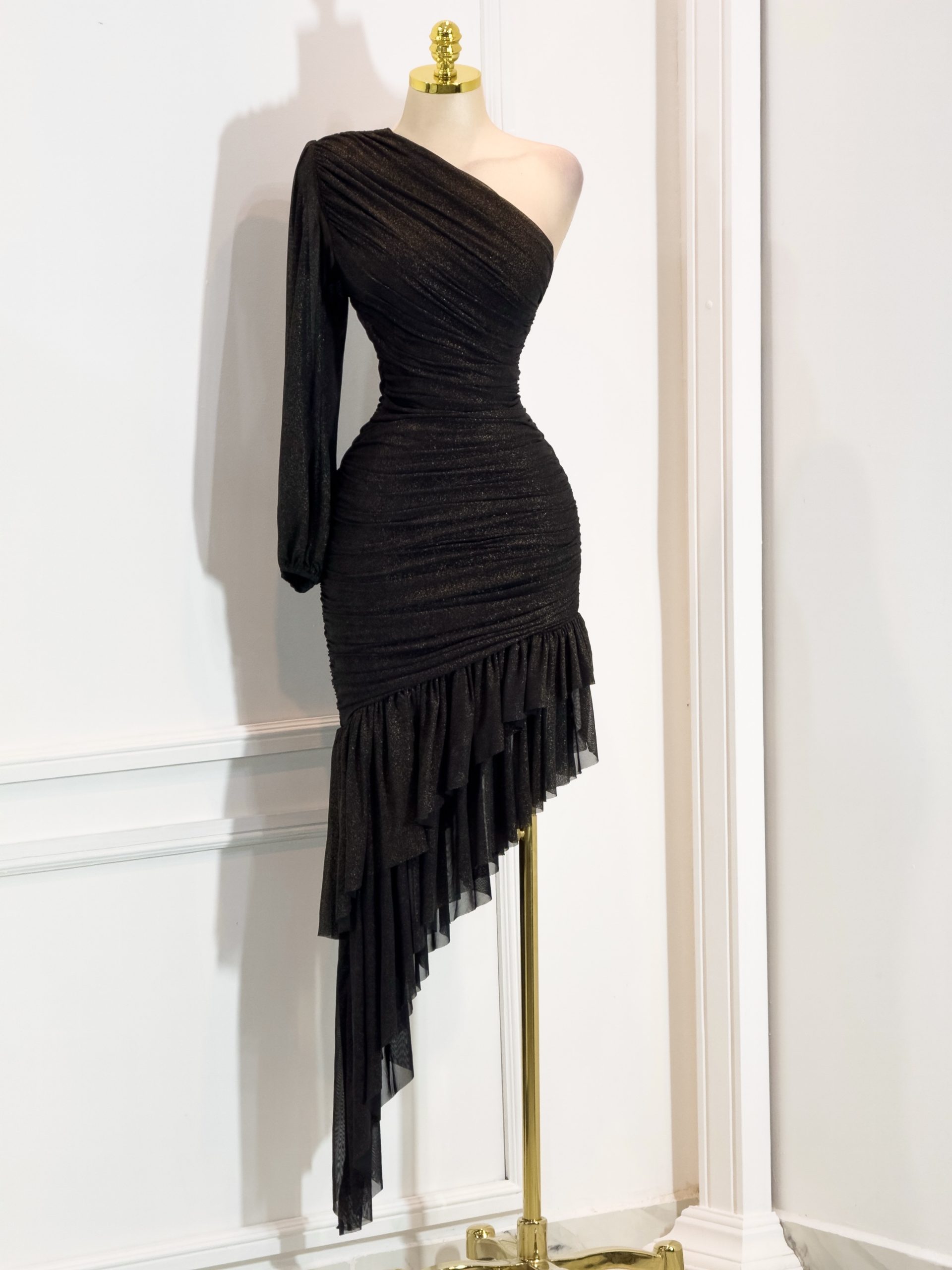 Vestido Negro De Una Manga - Image 4