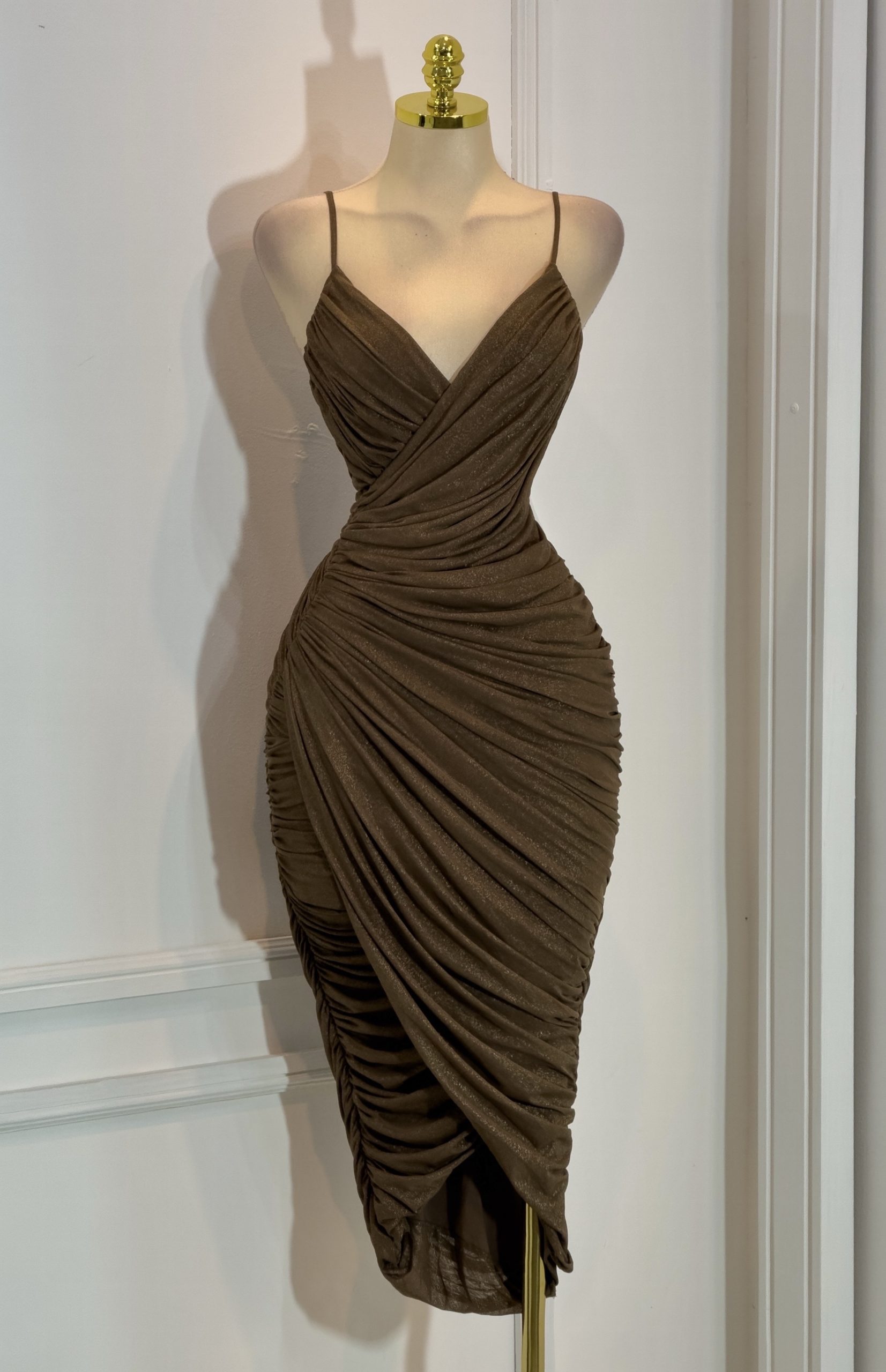 Vestido Café Midi Con Drapeado Y Tirantes Finos - Image 3