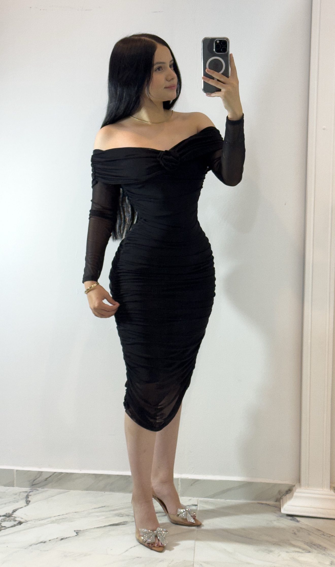 Vestido Negro Con Drapeado Y Flor En El Pecho - Image 4