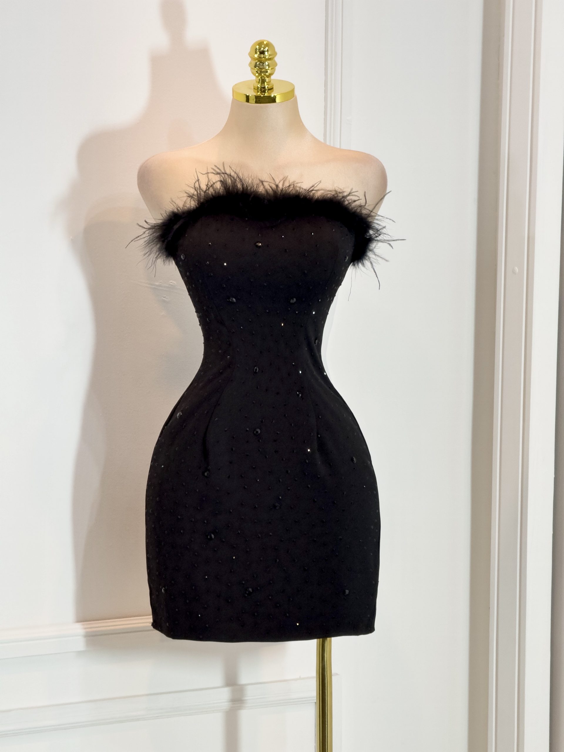 Vestido Negro Corto Strapless Con Plumas y Brillos - Image 4