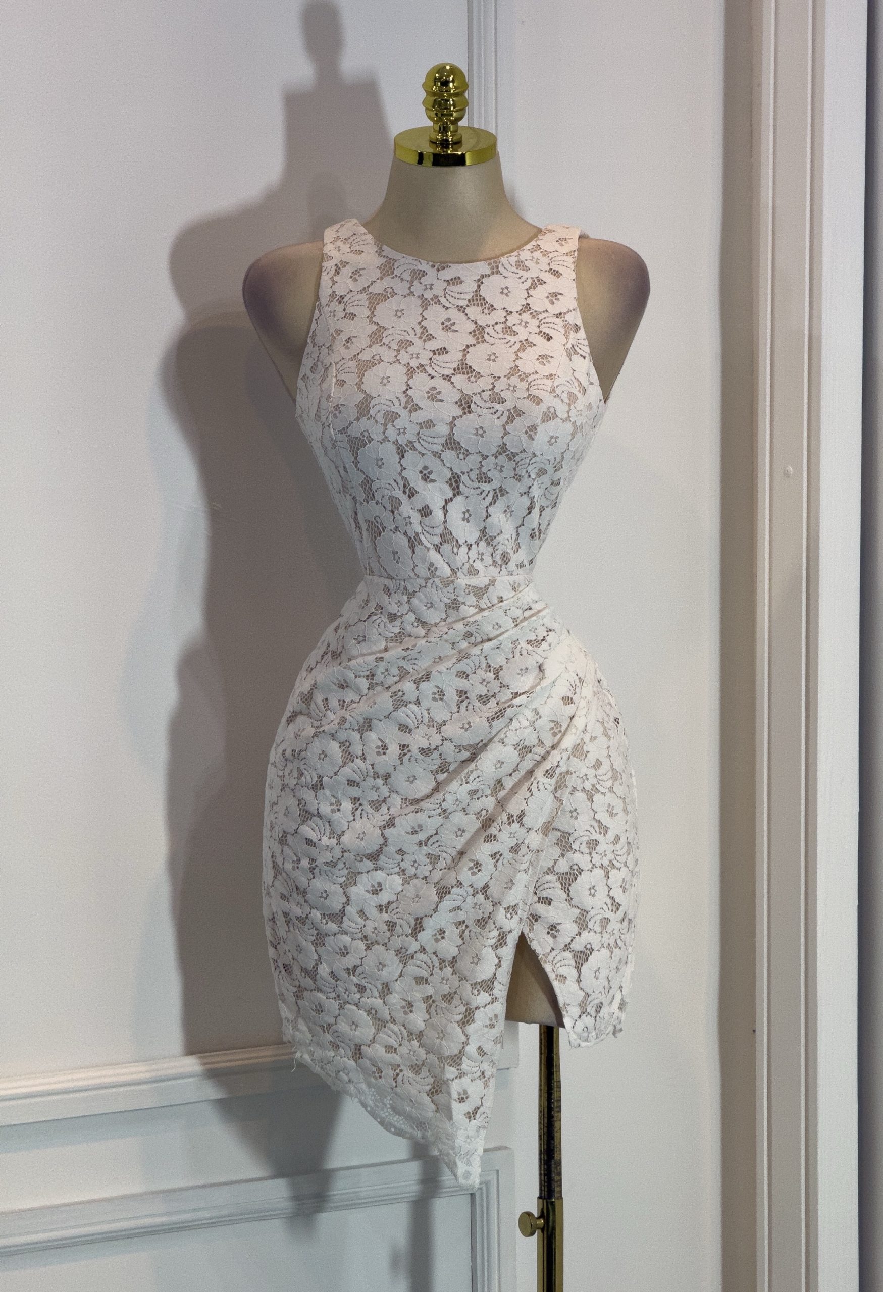 Vestido Corto Blanco De Encaje Con Corte Asimétrico - Image 4