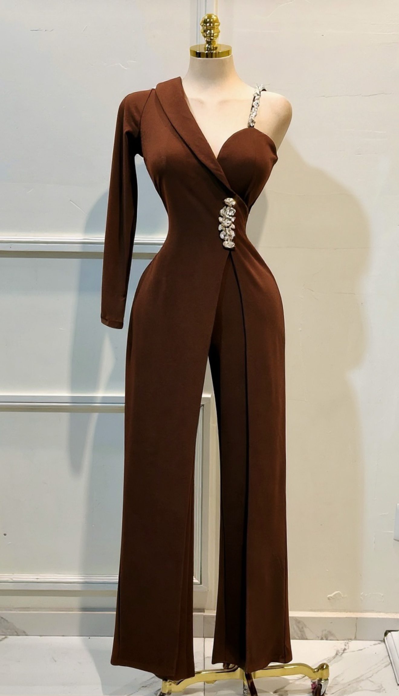 Palazzo Café Con Detalle De Brillos Y Escote Irregular - Image 3