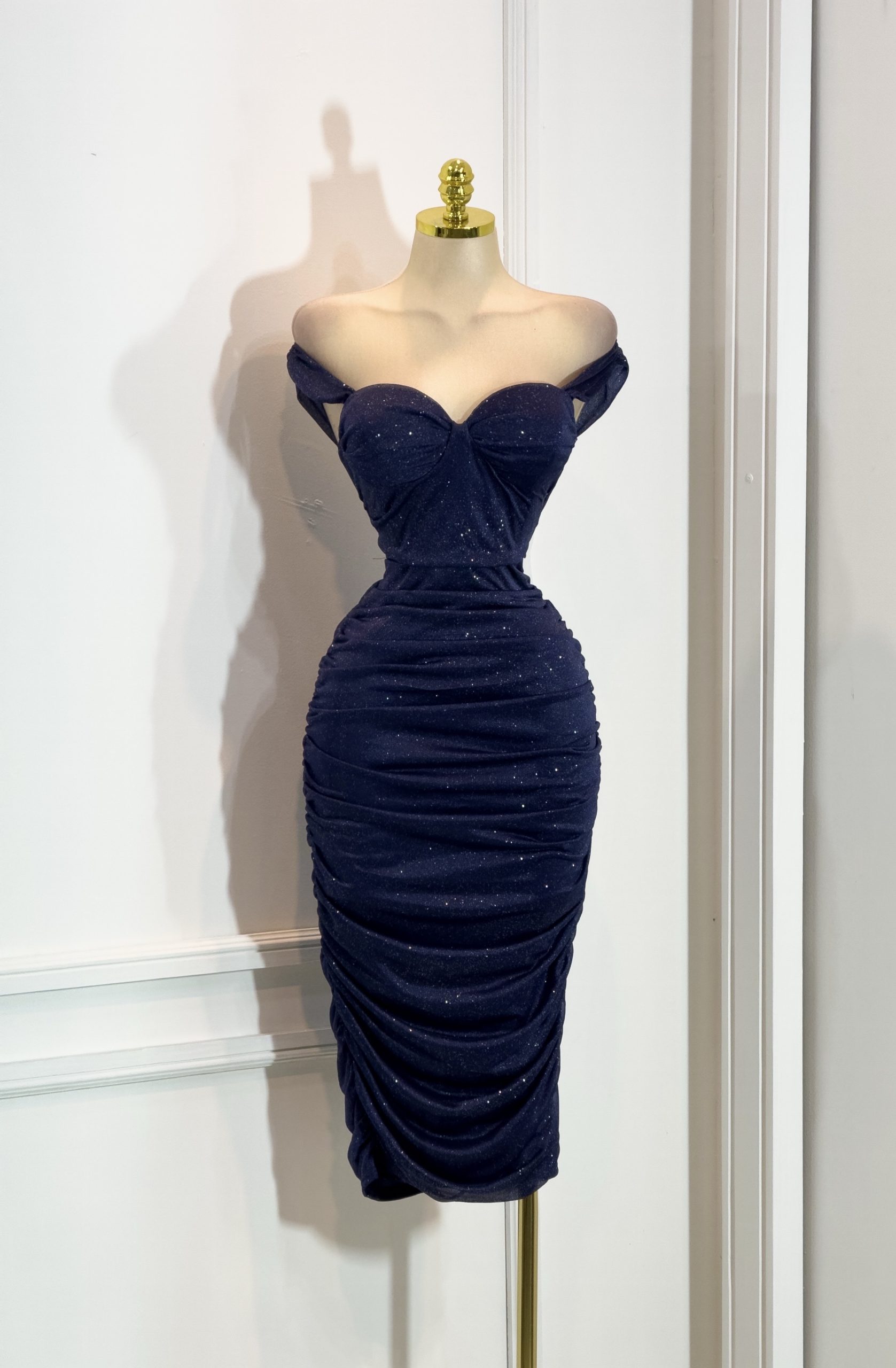 Vestido Azul Marino Con Brillos Y Escote Caído En Hombros - Image 4