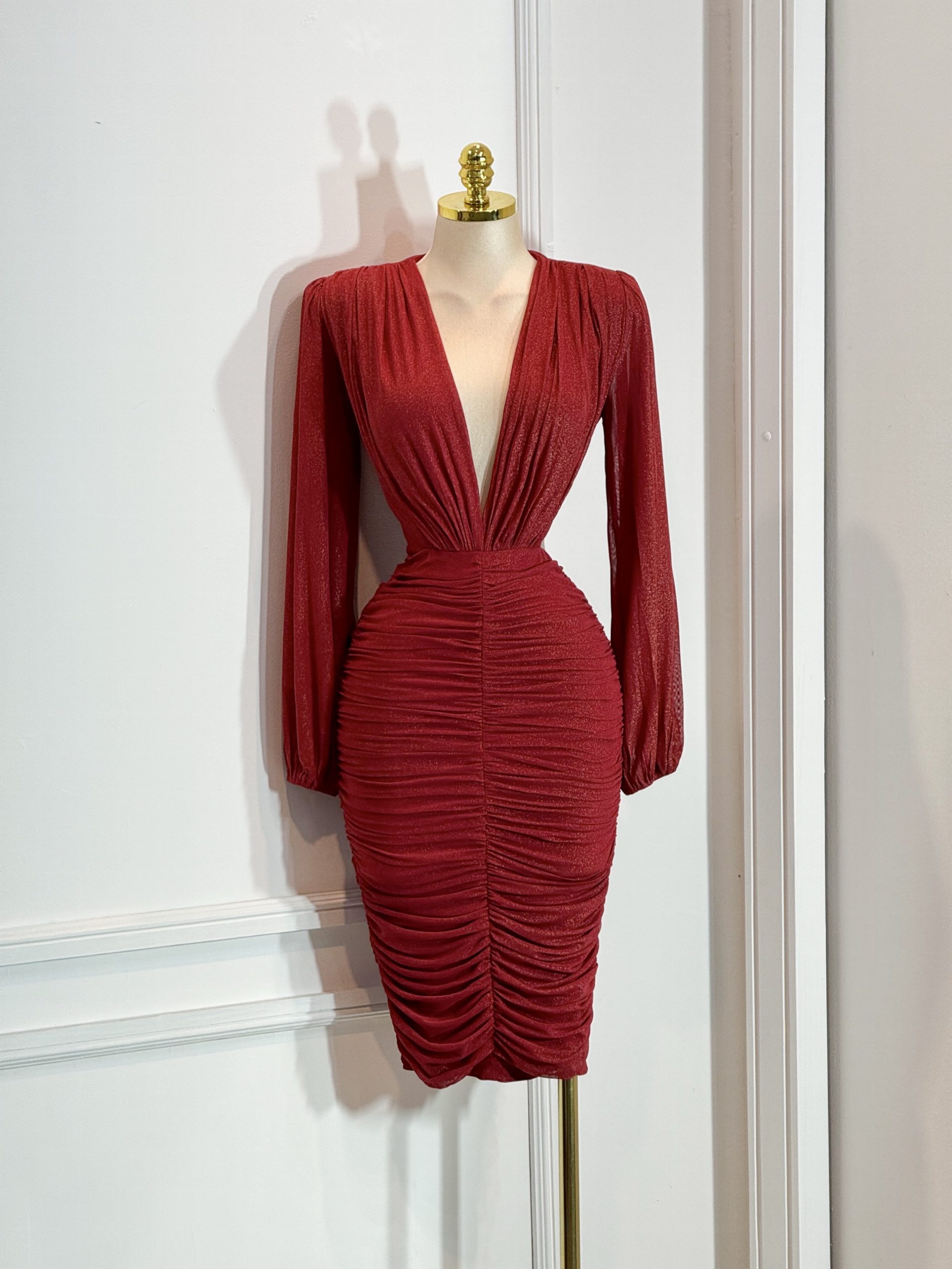 Vestido Rojo Midi Con Escote Profundo Y Fruncido Delantero - Image 4