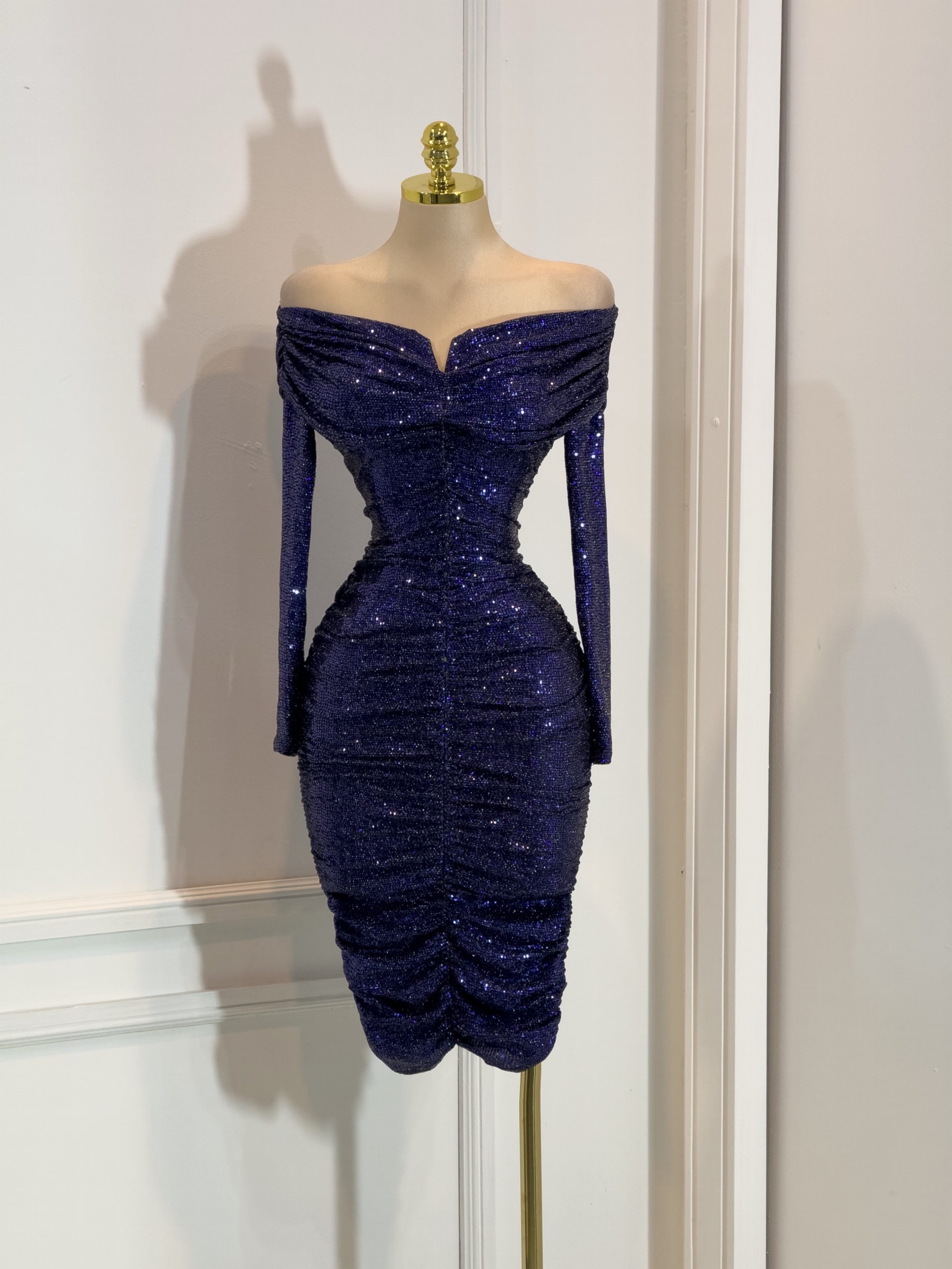 Vestido Azul Marino Con Brillos Y Escote Caído En Hombros - Image 4