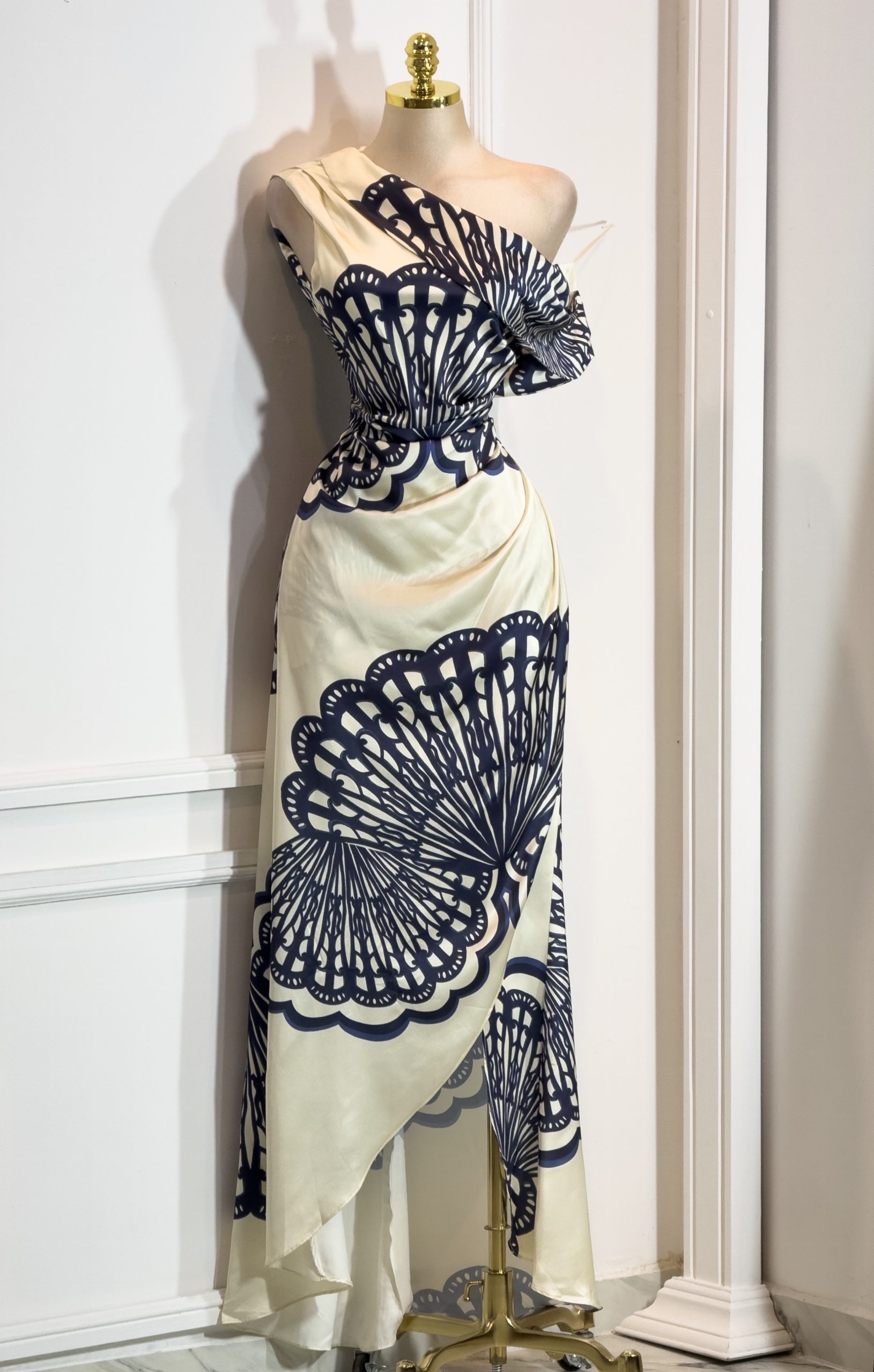 Vestido Marfil Estampado Asimétrico Con Diseño Geométrico Y Drapeado - Image 4