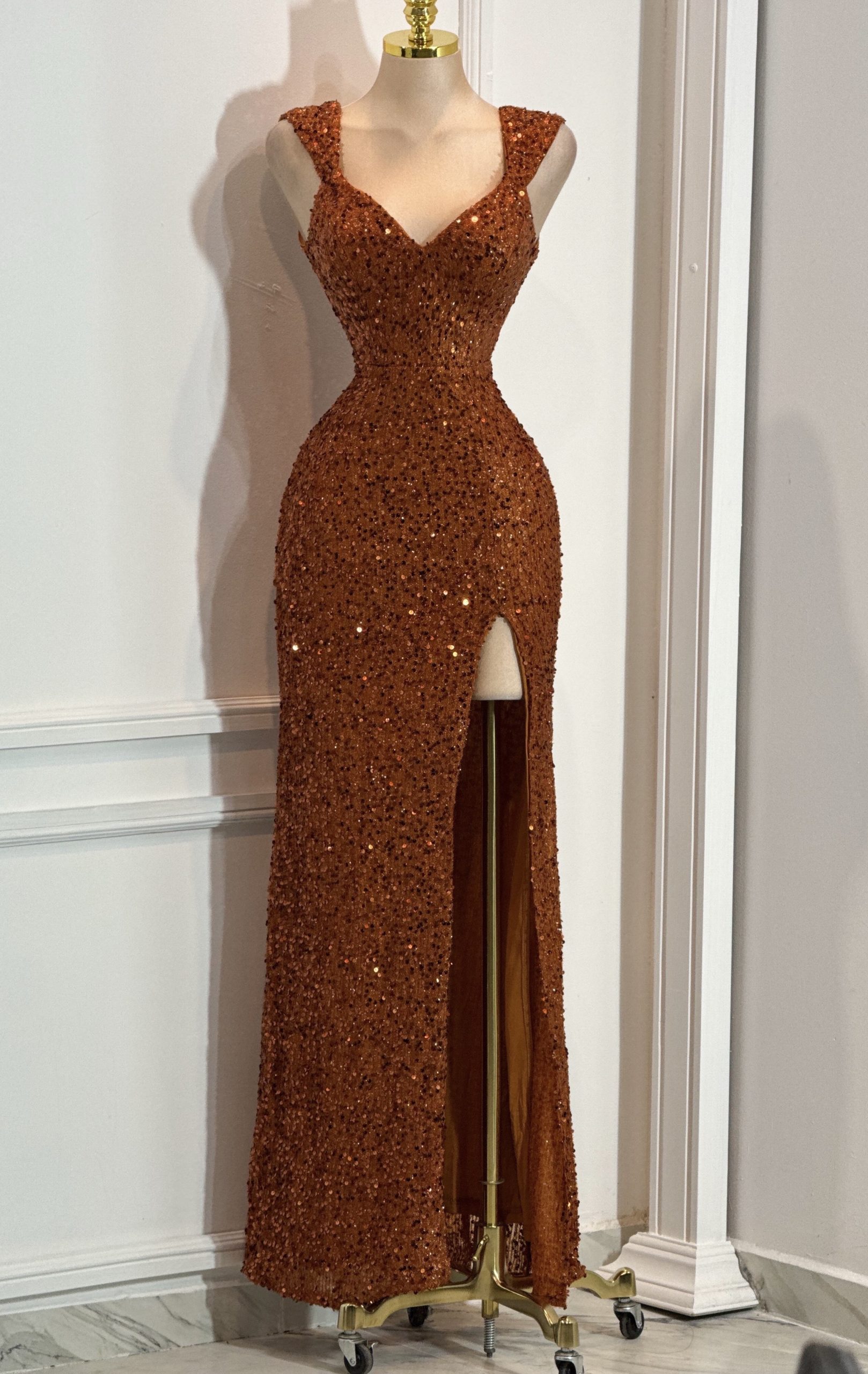 Vestido Cobre Con Abertura y Lentejuela - Image 4