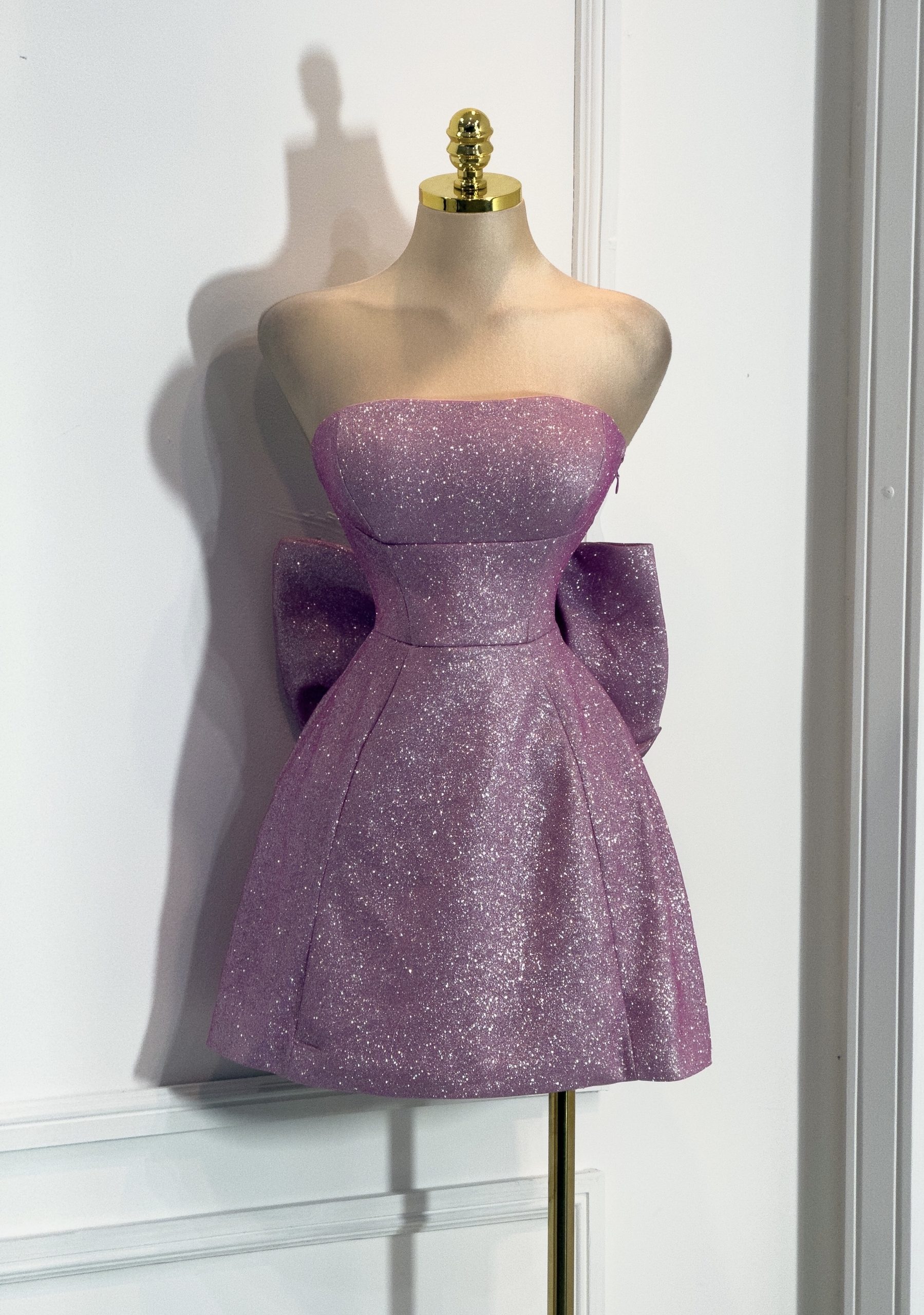 Vestido Corto Rosa Brillante Con Moño - Image 4