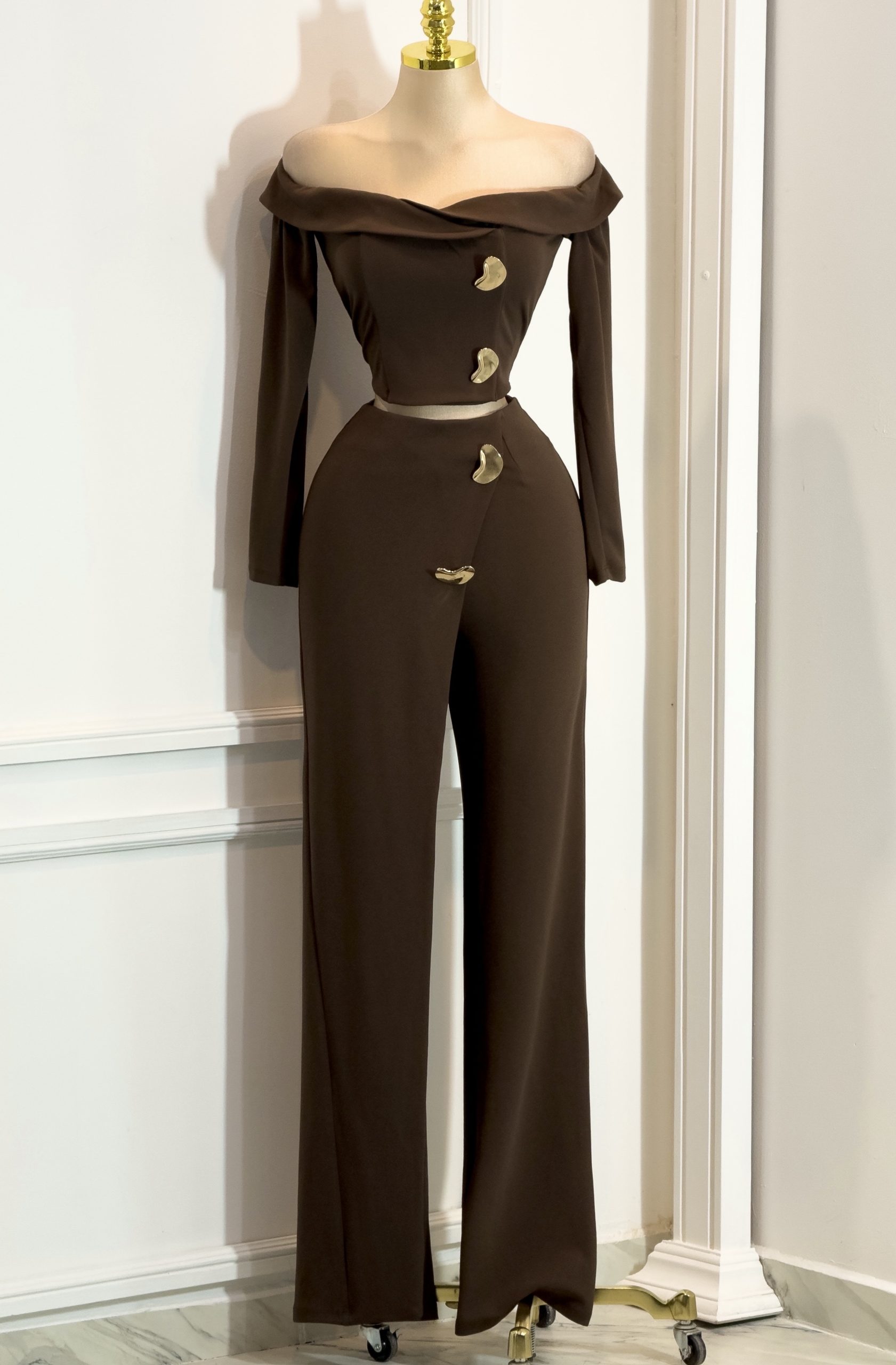 Conjunto Café Con Escote Caído Y Botones Dorados - Image 4