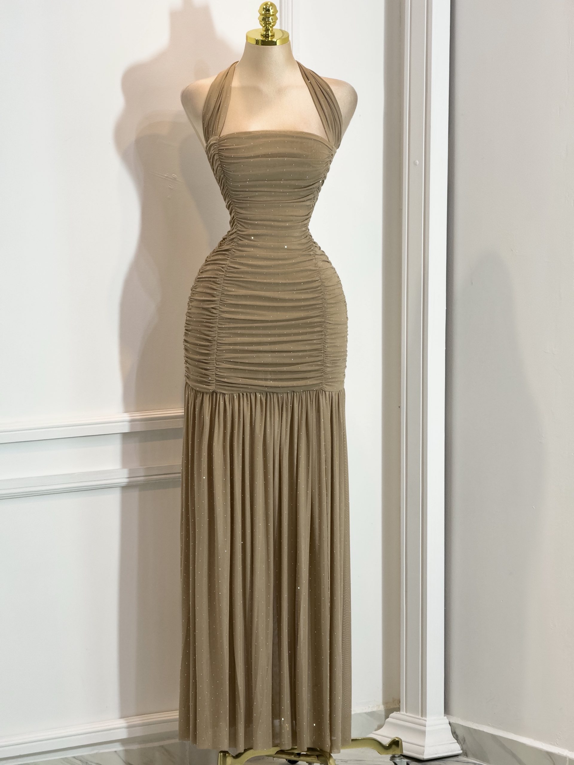 Vestido Largo Beige Piedras Y Con Fruncido - Image 4