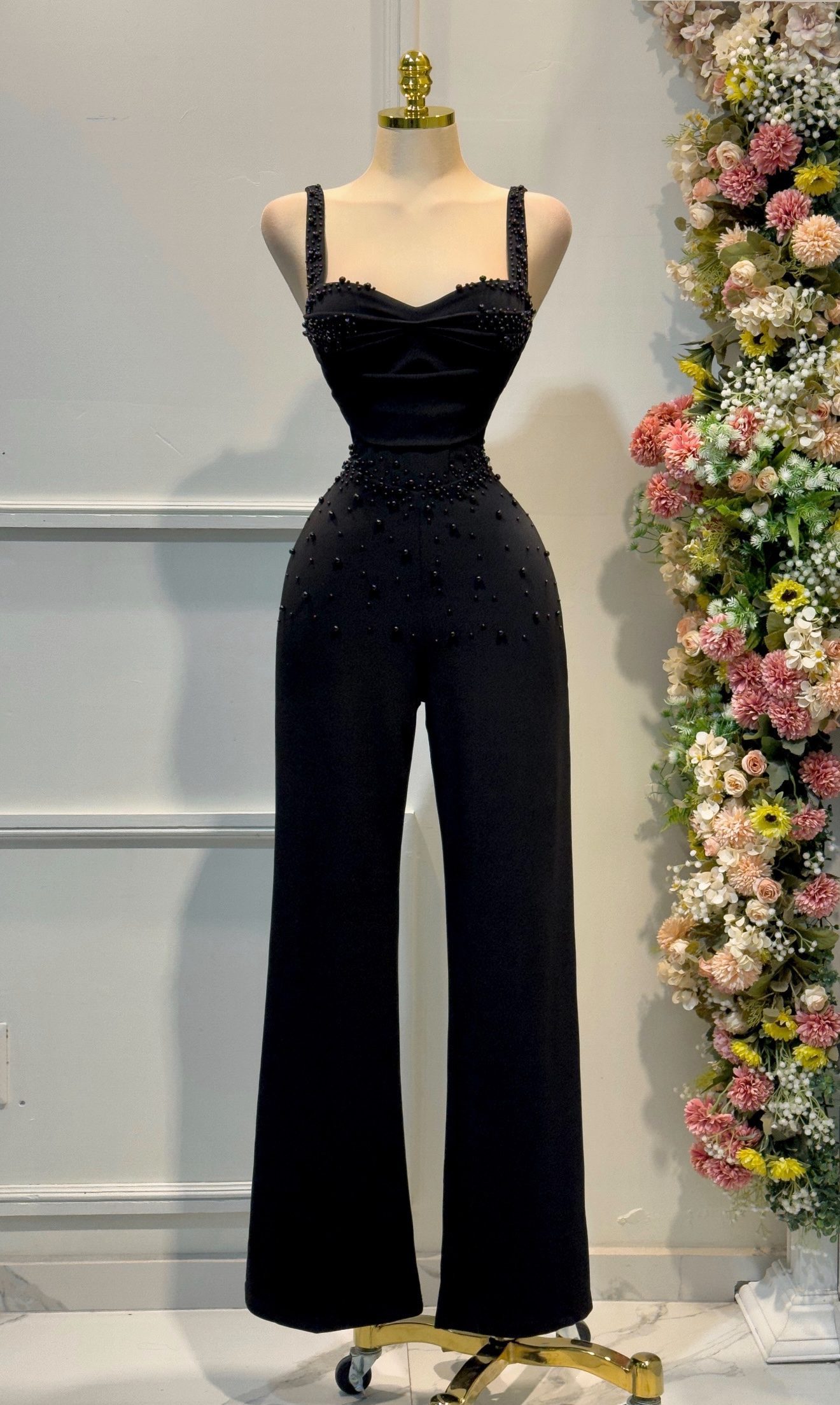 Palazzo Negro Largo Con Tirantes Anchos Y Perlas Brillantes En El Corset - Image 4