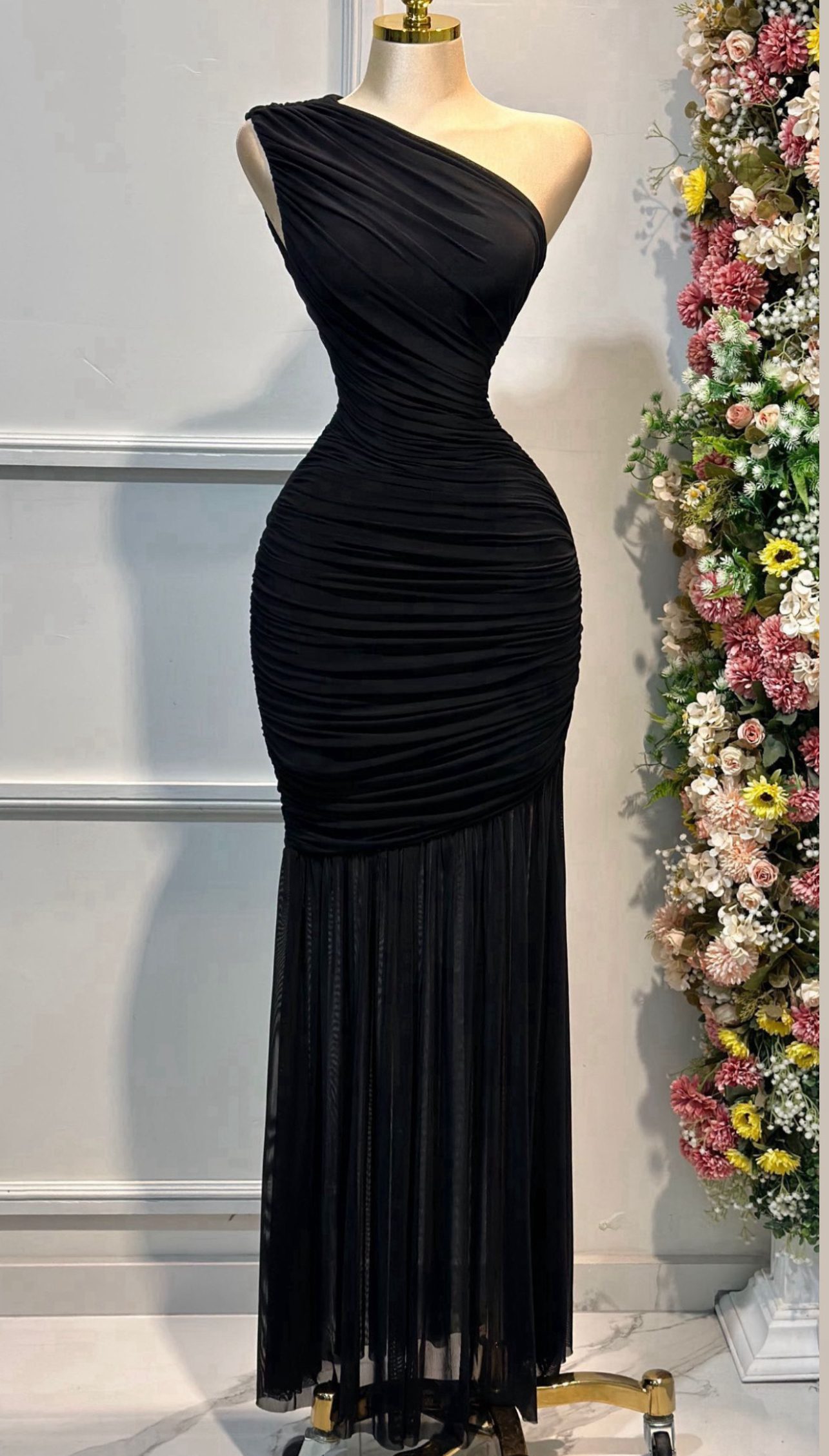 Vestido Largo Negro Asimétrico De Un Hombro Con Fruncido - Image 3