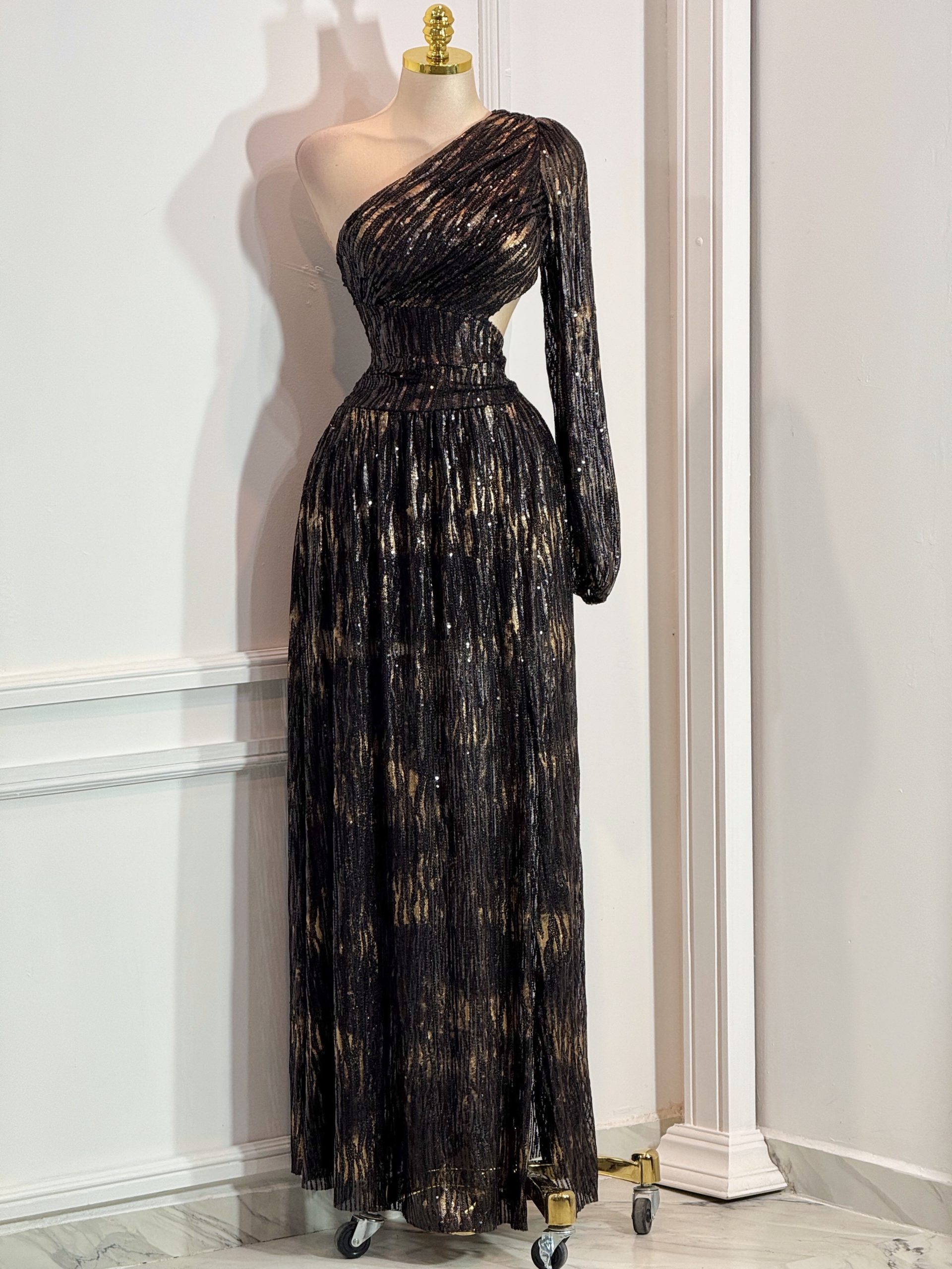 Vestido Largo Negro Con Estampado Brillante Y Diseño Asimétrico De Un Hombro - Image 4