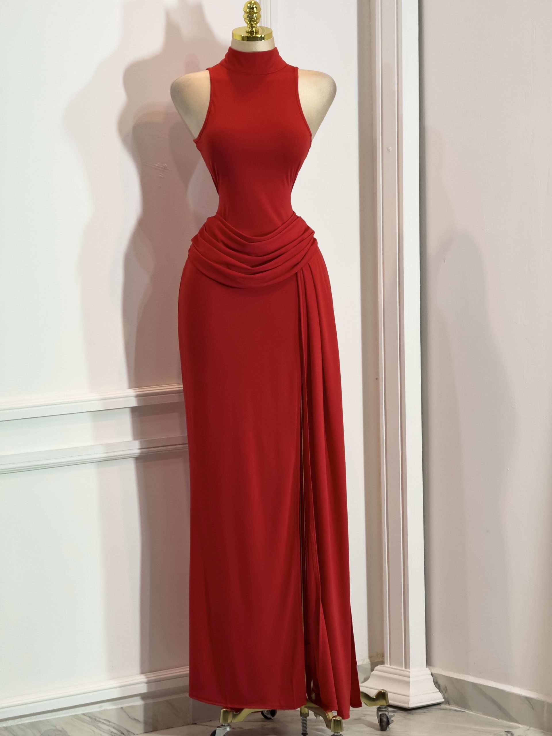 Vestido Largo Rojo De Cuello Alto Con Fruncido Lateral Y Caída Elegante - Image 4