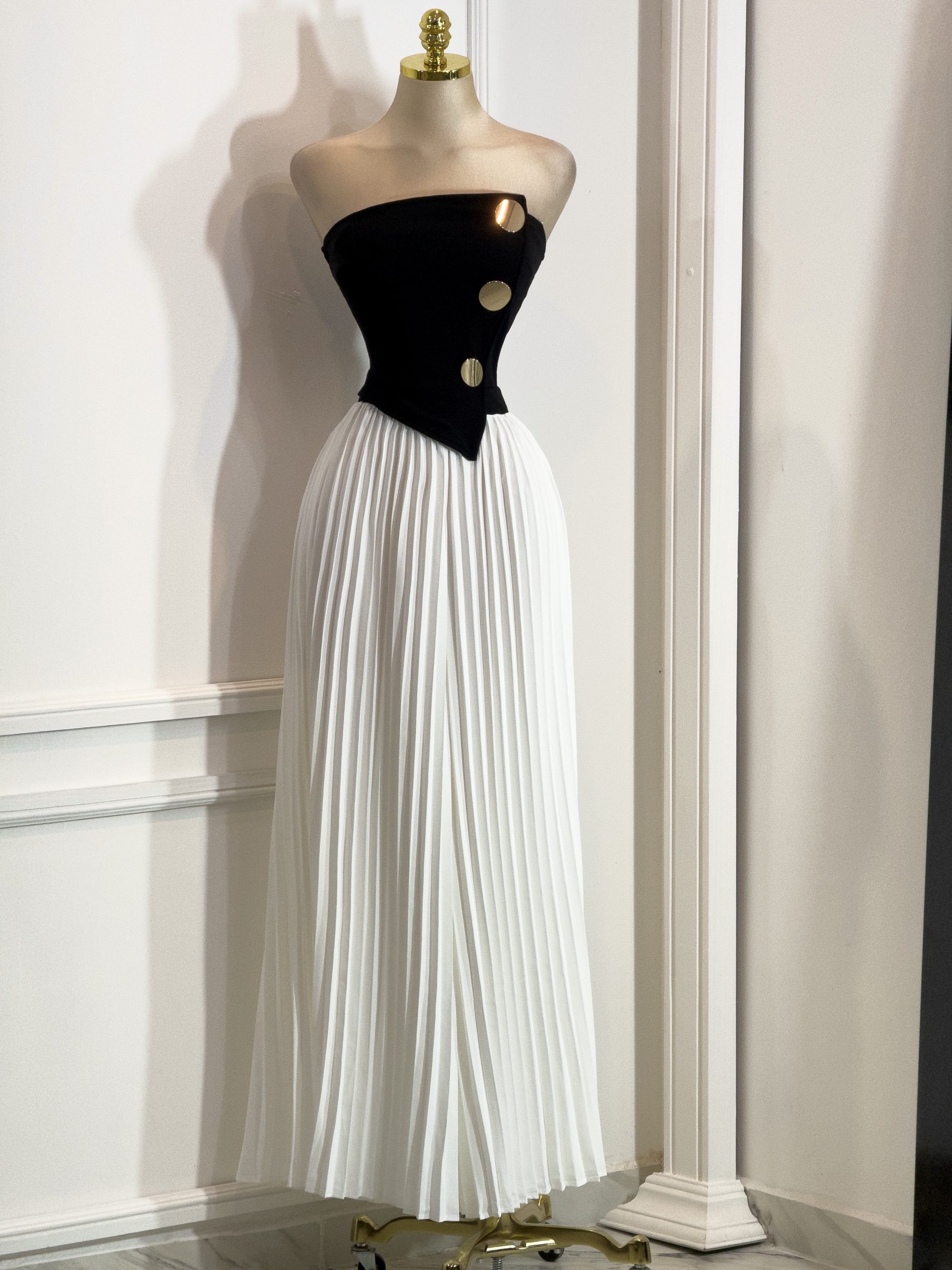 Palazzo Largo Bicolor Negro Y Blanco Strapless Con Falda Plisada - Image 4