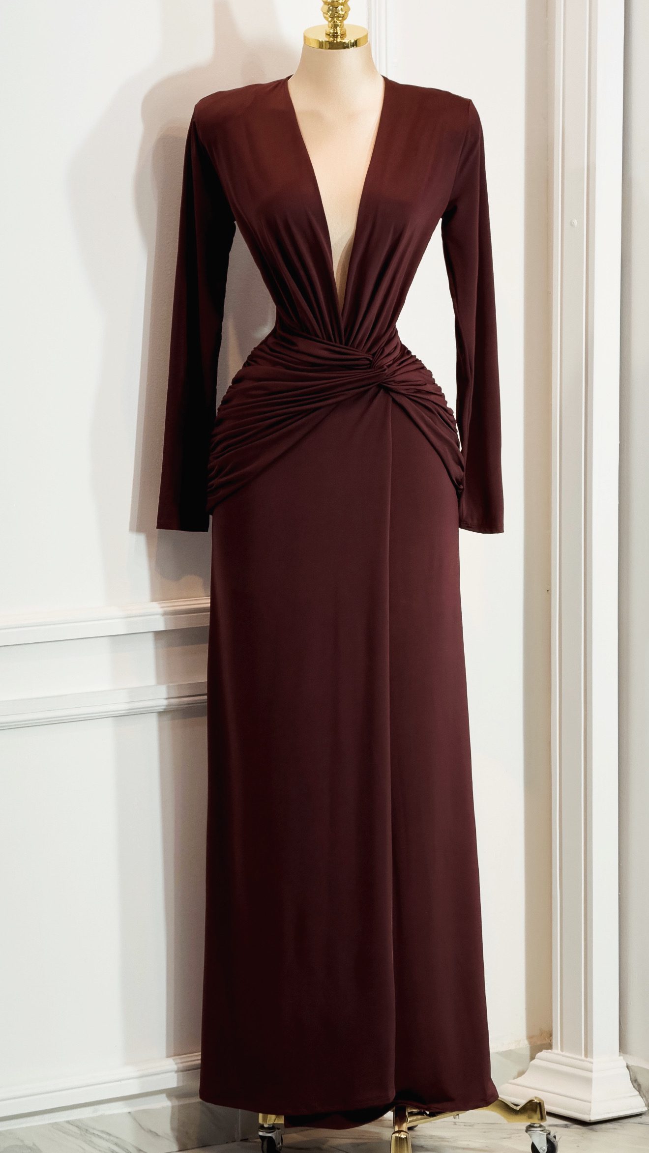 Vestido Largo Cafe Con Escote Profundo Drapeado - Image 4