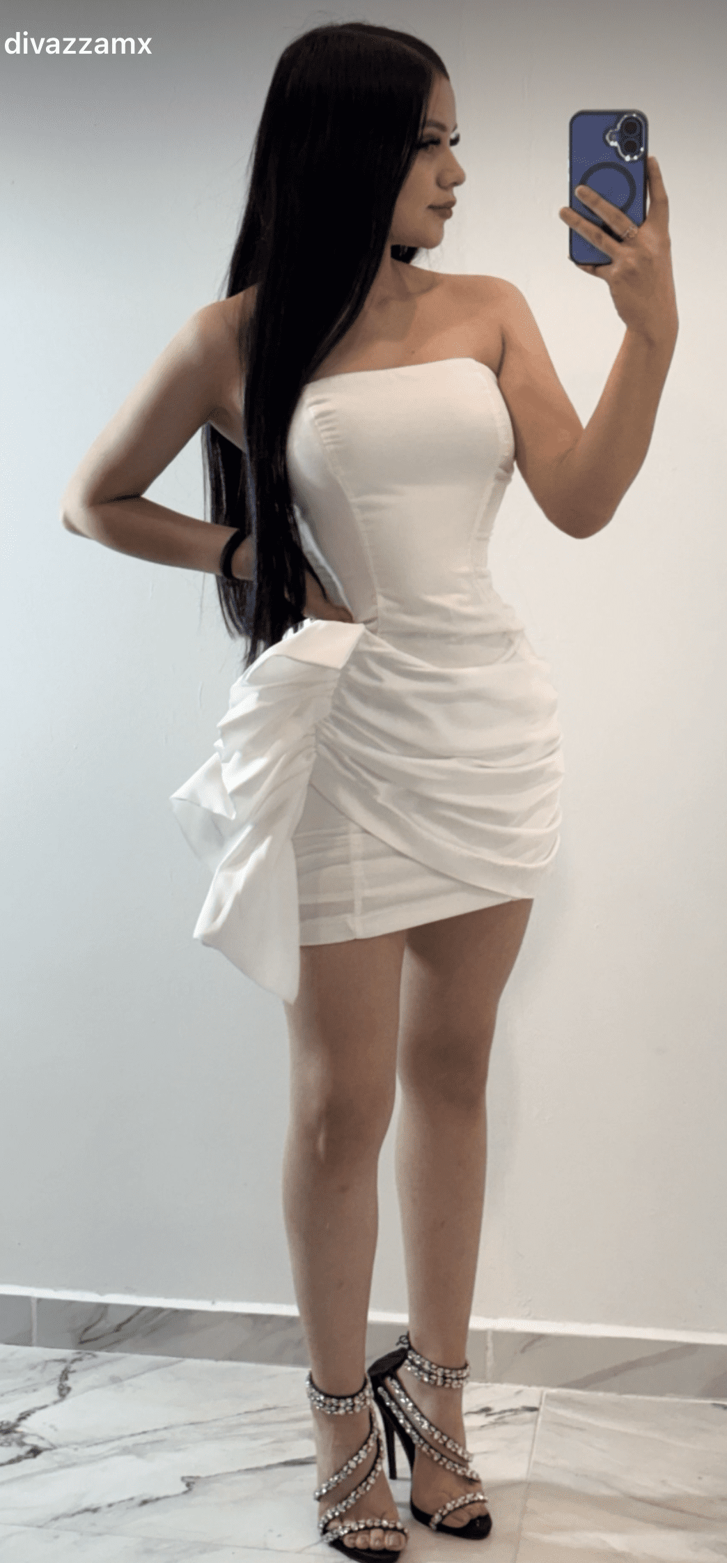 Vestido Corto Blanco Strapless De Terciopelo - Image 3