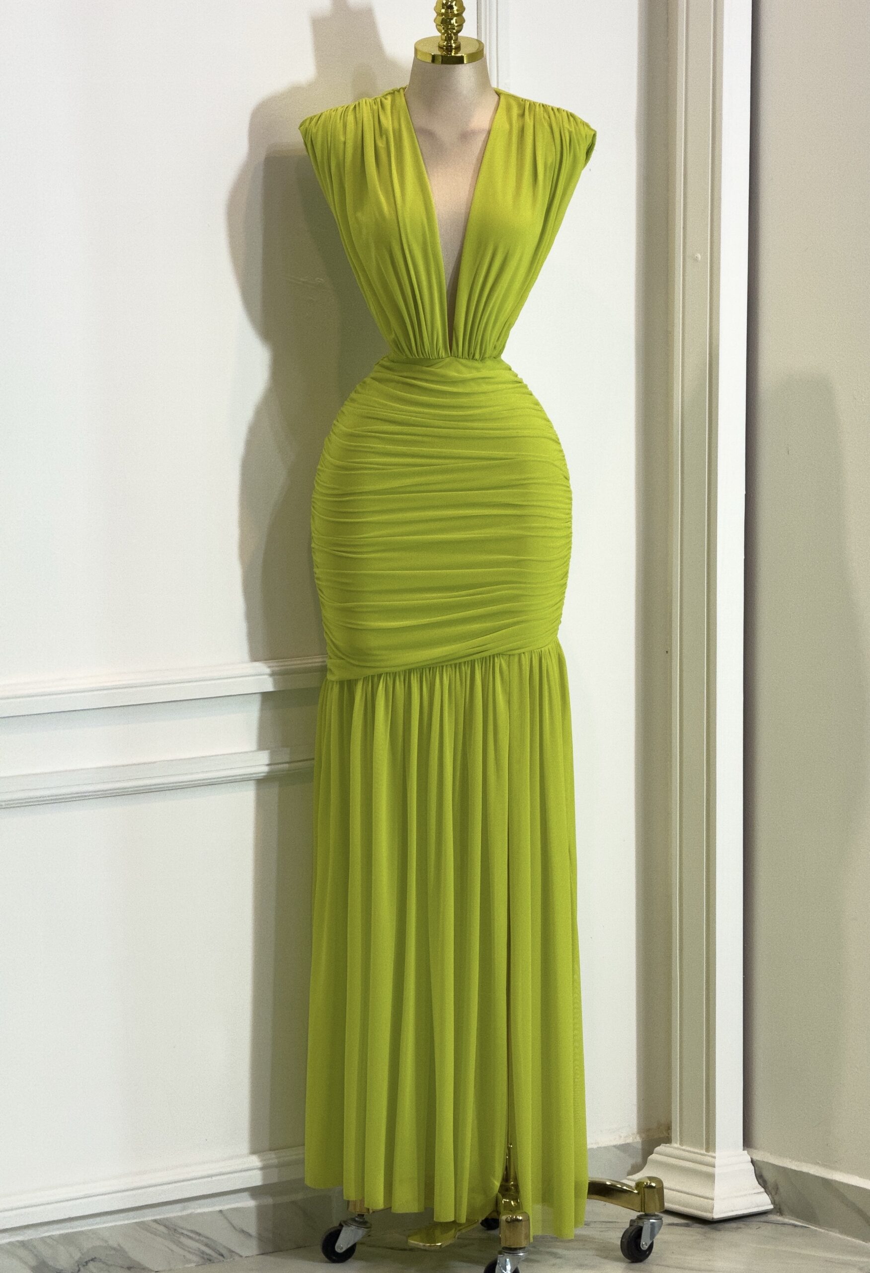 Vestido Largo Verde Lima Con Escote Profundo Y Falda Plisada - Image 3