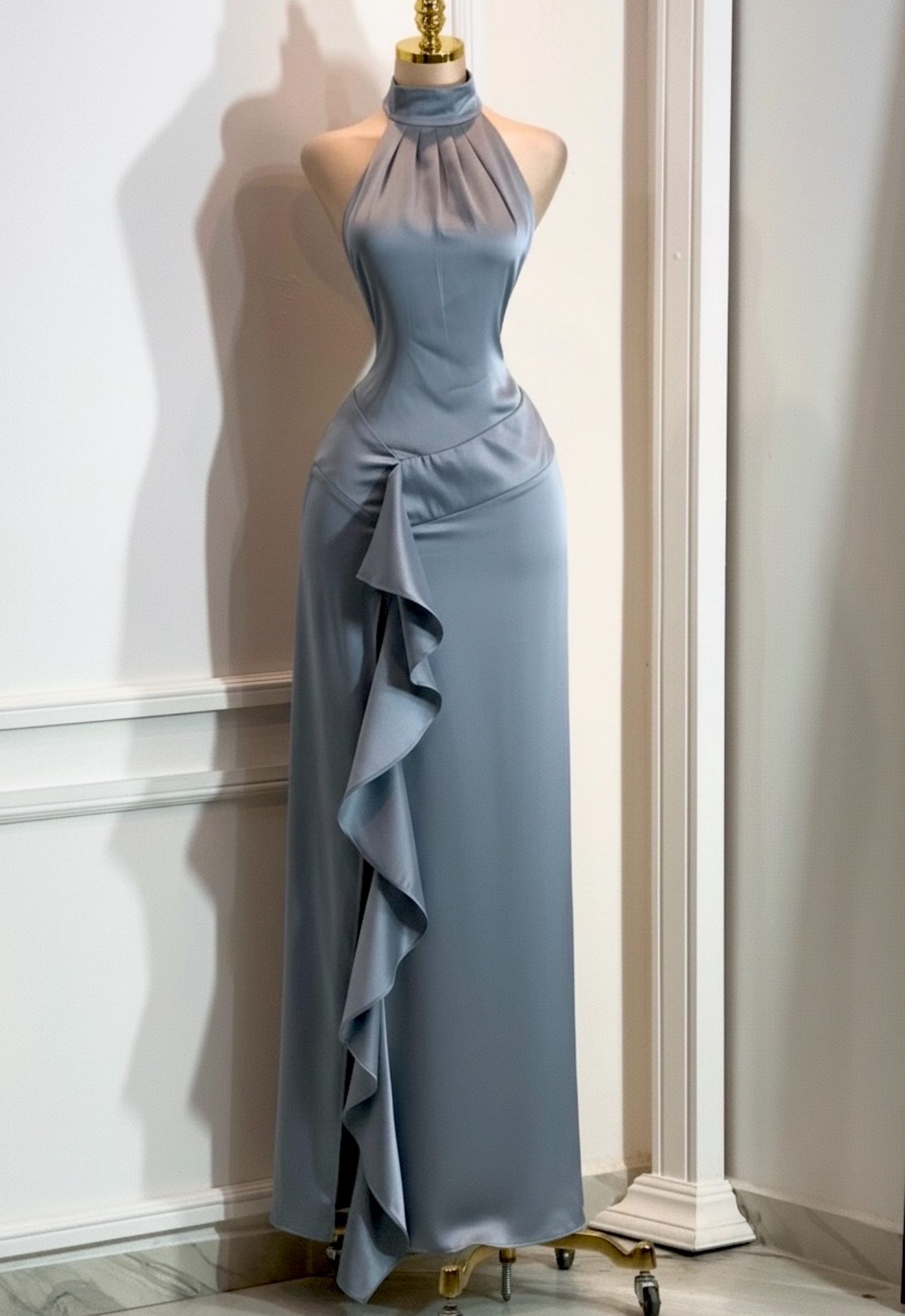 Vestido Largo Azul Con Escote Y Volante Lateral - Image 4