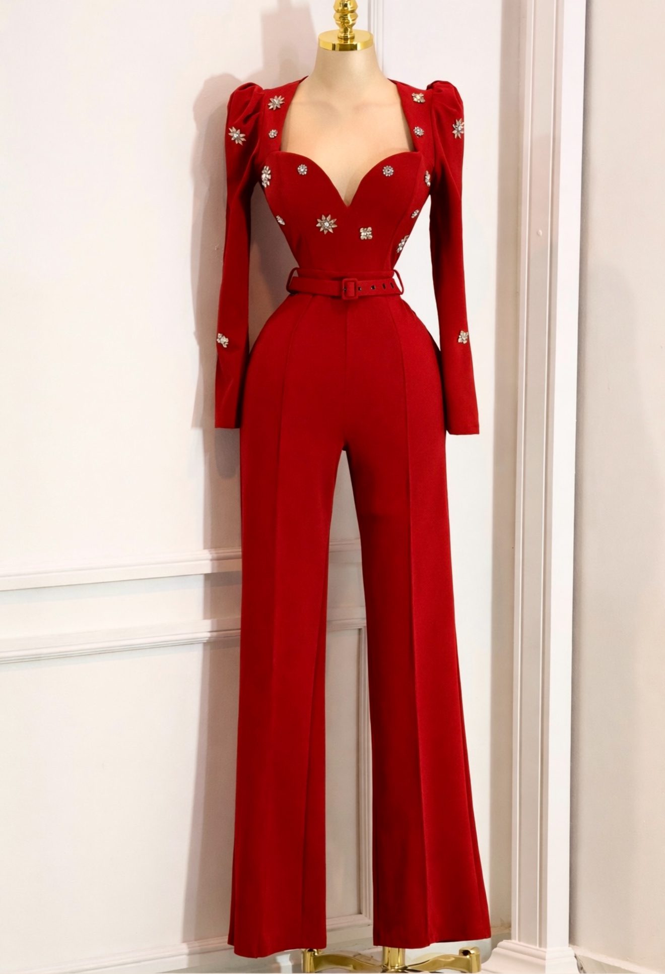 Palazzo Rojo Con Escote Corazón Y Aplicaciones Brillantes - Image 3