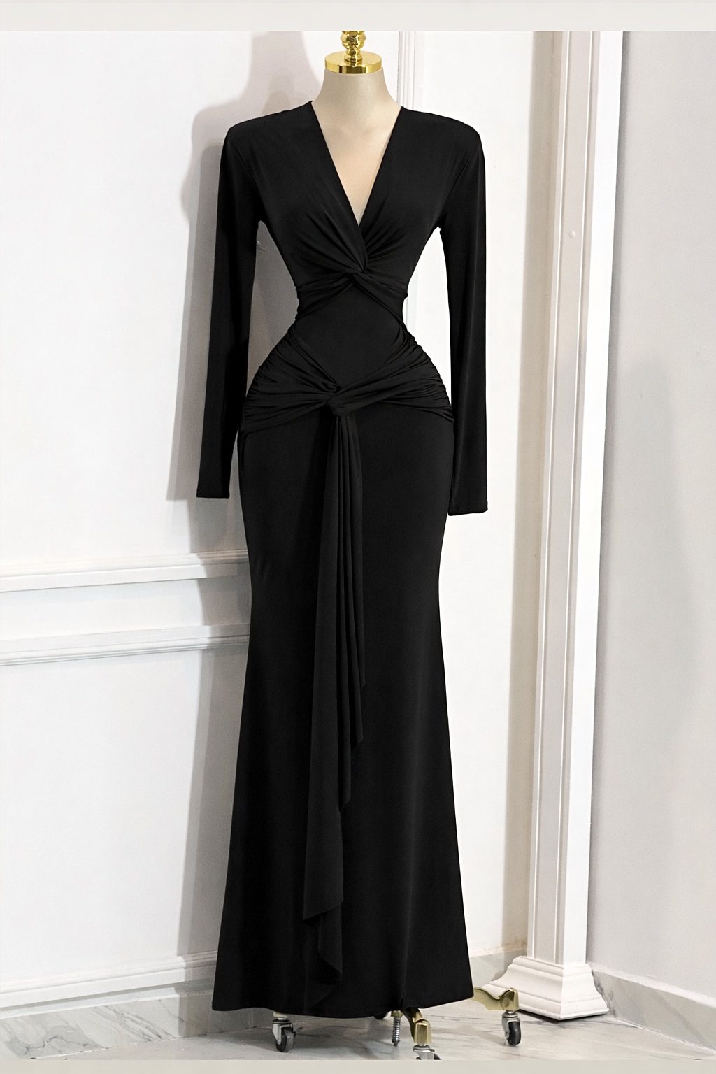 Vestido Largo Negro De Manga Larga Con Fruncido Central - Image 4