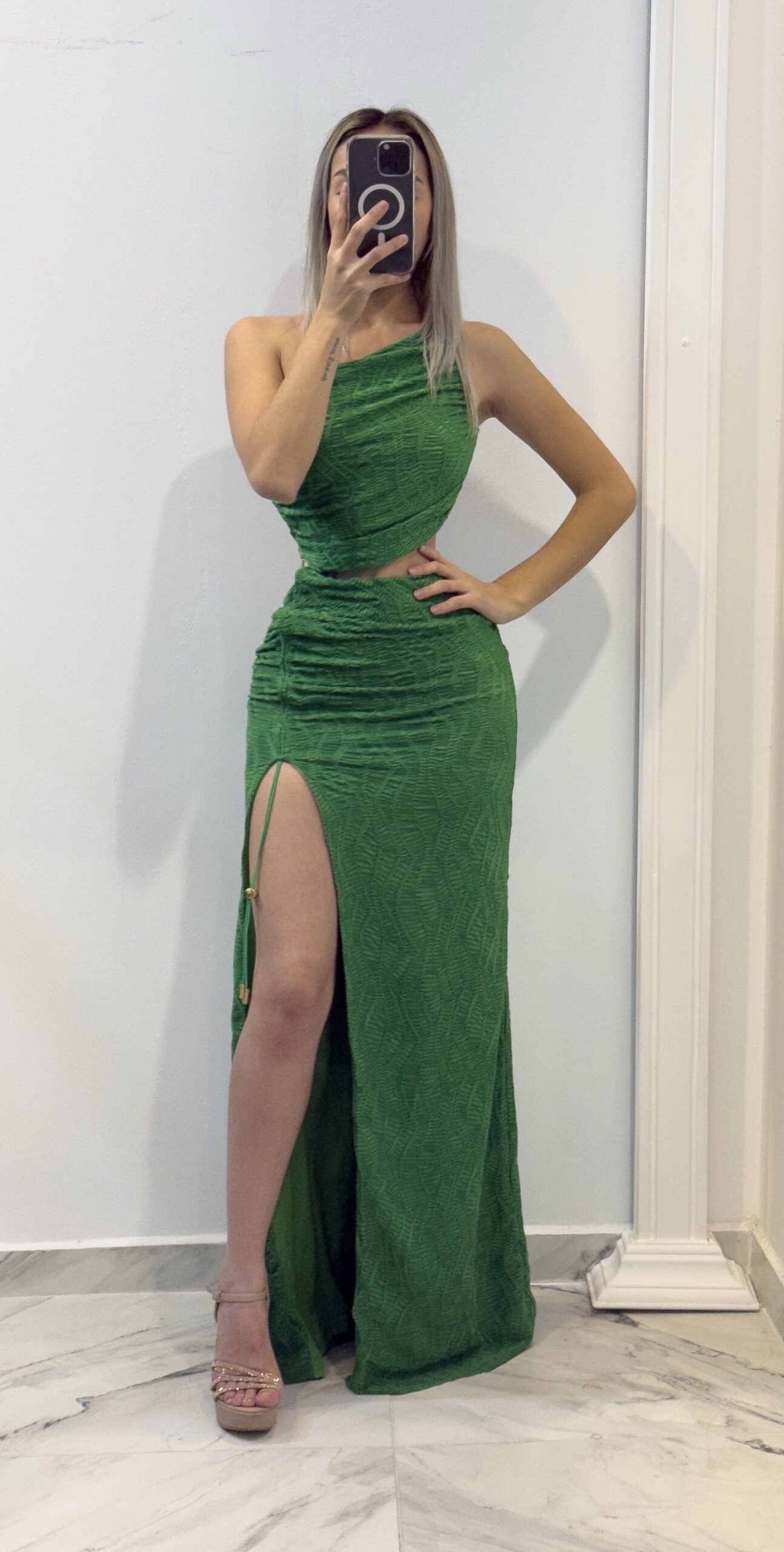 Vestido Largo Verde Asimétrico Con Abertura Lateral - Image 4