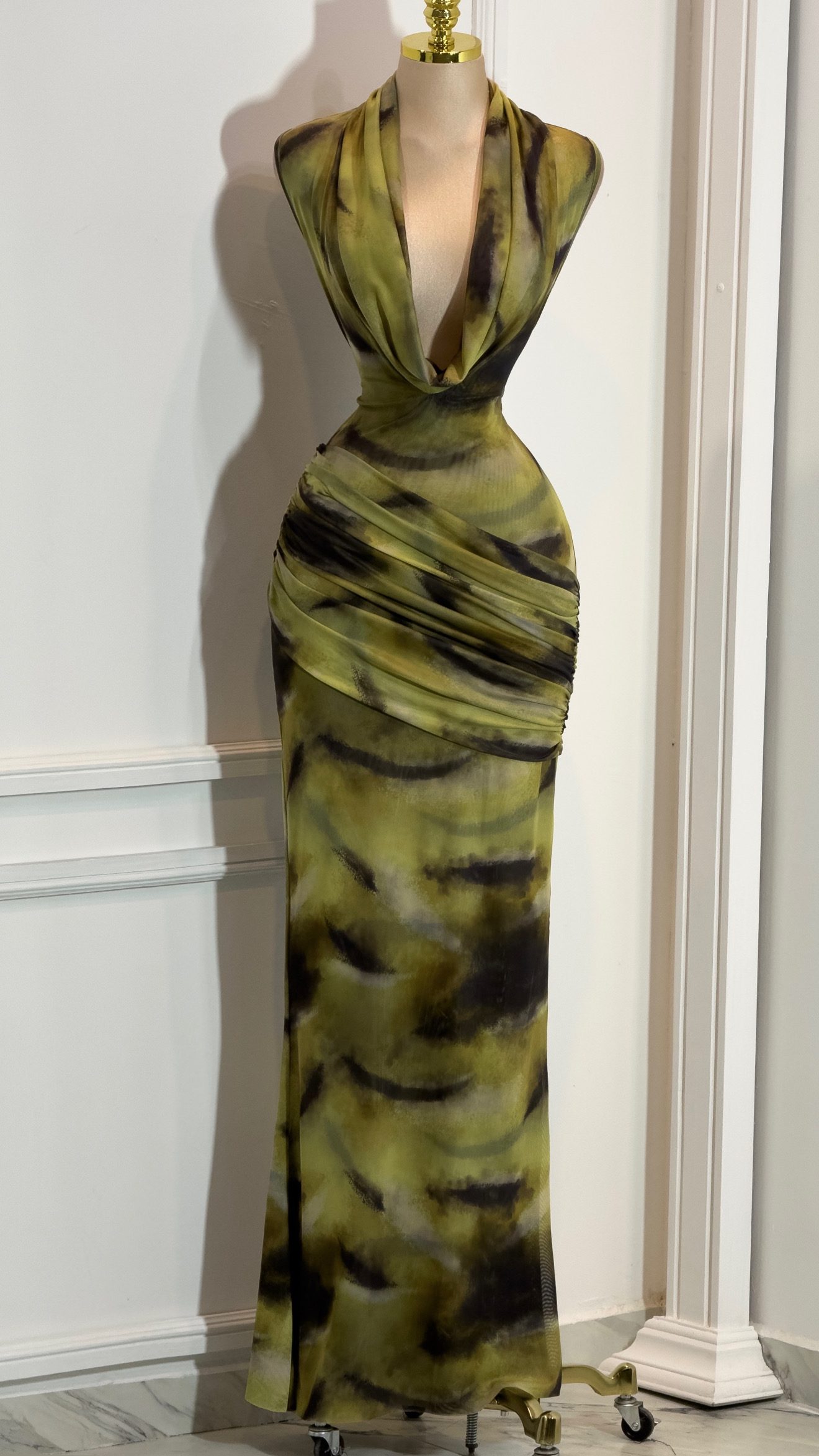 Vestido Largo Verde Con Estampado Abstracto Y Fruncido - Image 4