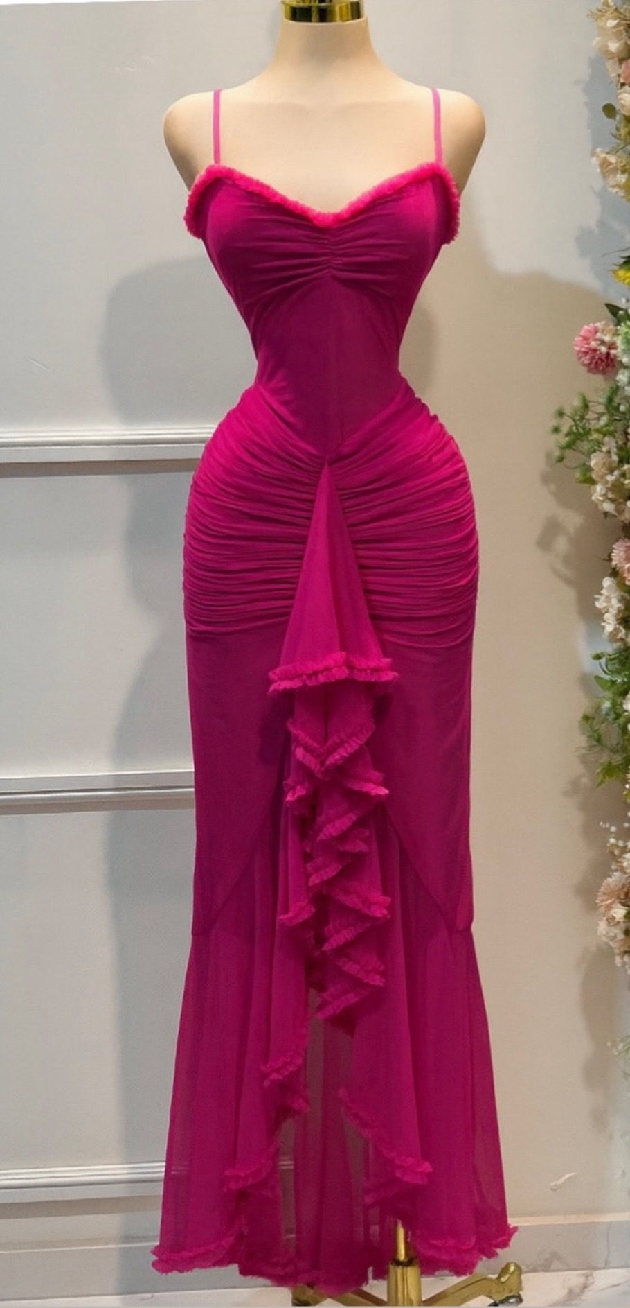 Vestido Largo Fucsia Con Tirantes Finos Y Volantes Frontales - Image 4