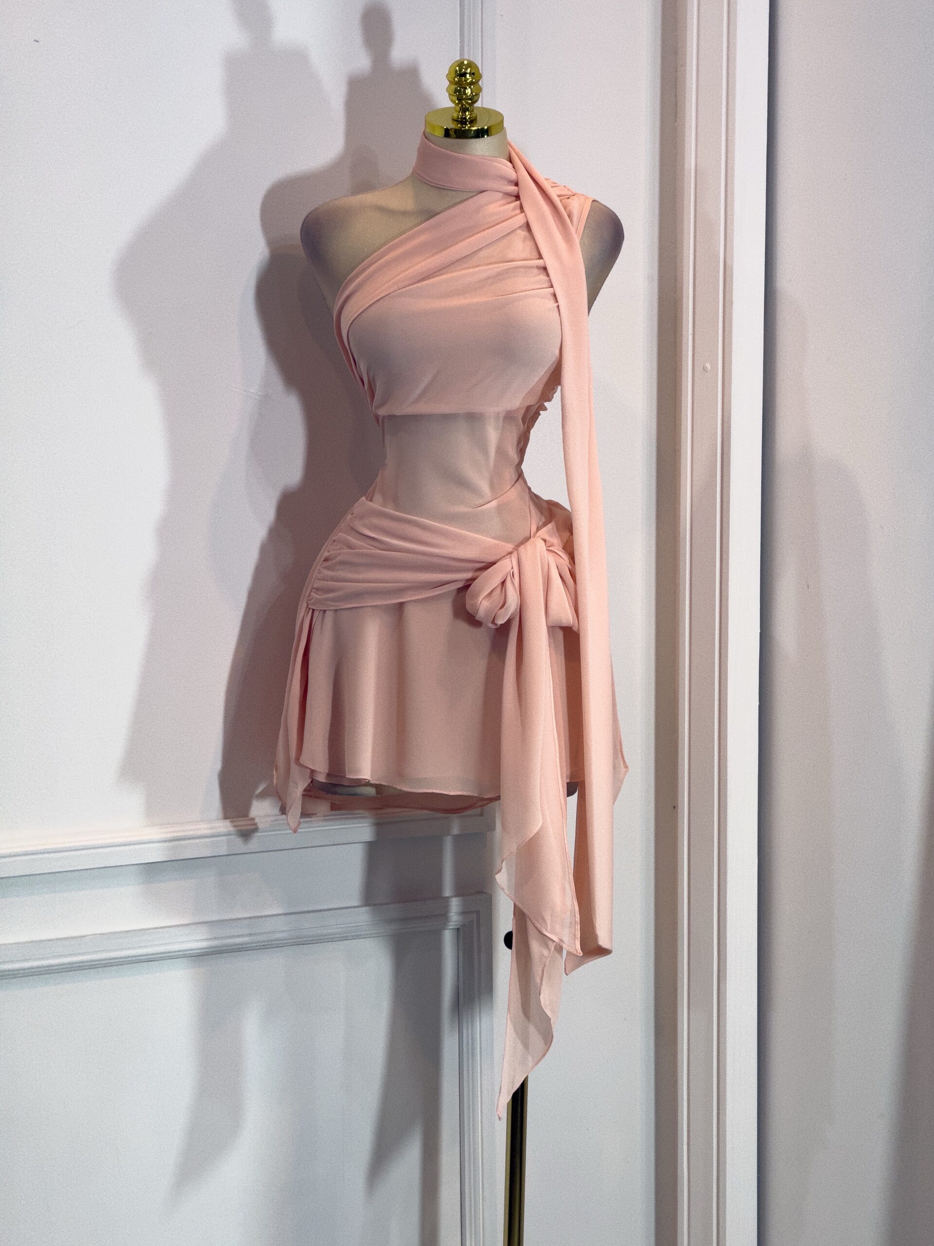 Vestido Corto Rosa Asimétrico Con Nudo Y Lazo Decorativo - Image 4