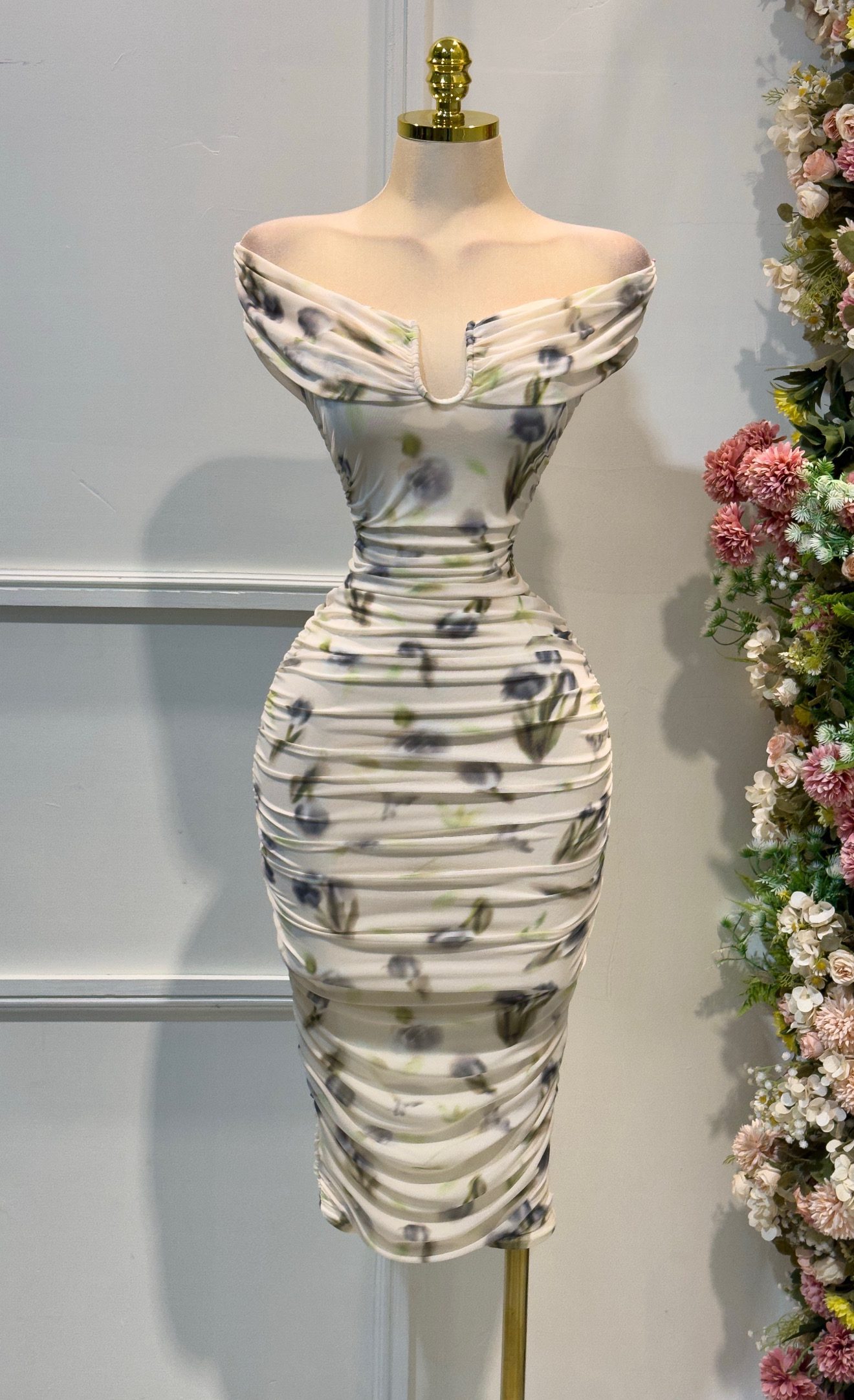 Vestido Midi Estampado Floral Con Fruncido Total - Image 4