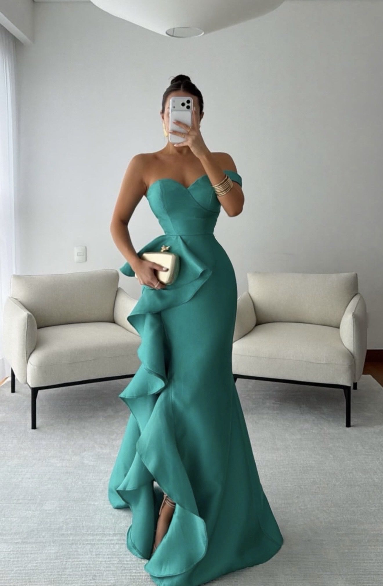 Vestido Largo Verde Strapless Con Olanes Laterales - Image 4