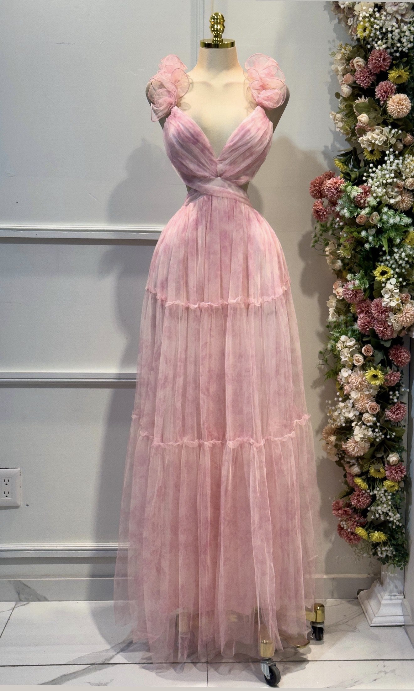 Vestido Largo Rosa Degradado Con Escote En V Y Aplicaciones En Hombros - Image 4