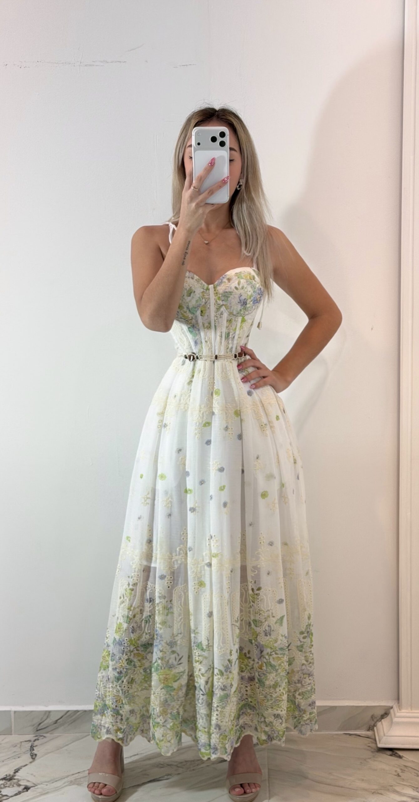 Vestido Largo Blanco Con Tirantes Ajustables Y Bordado Floral - Image 4