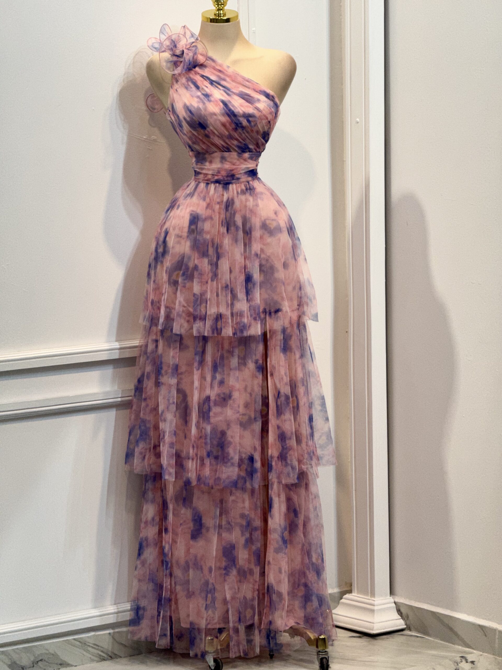 Vestido Largo Rosa De Un Hombro Con Detalle Floral - Image 4