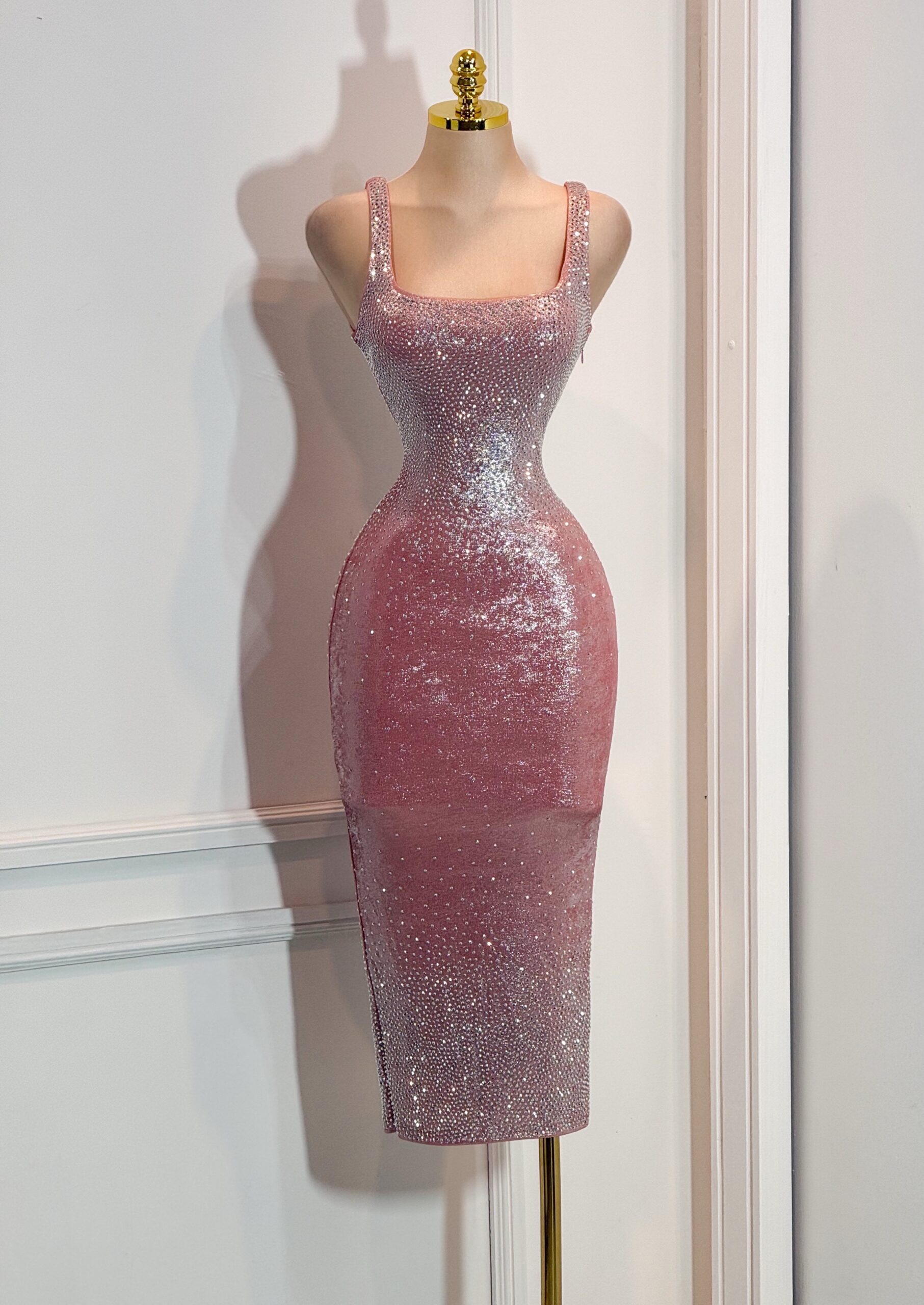 Vestido Midi Rosa Con Brillos Y Tirantes Anchos Ajustado - Image 4