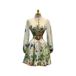 Vestido Corto Blanco Floral Con Manga Larga, Cuello Alto Y Cinturón Decorativo