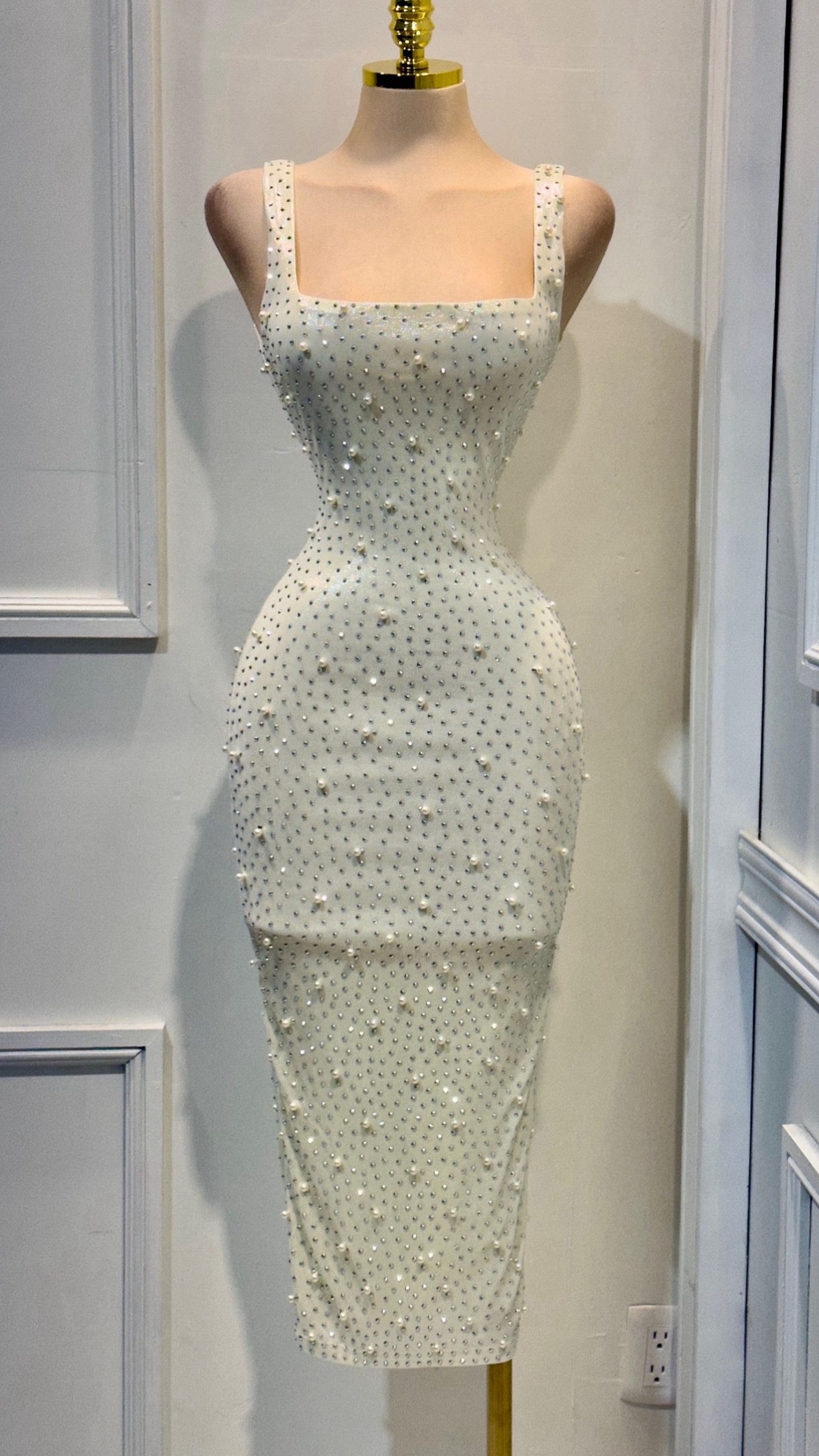 Vestido Midi Beige Ajustado Con Aplicaciones De Perlas Y Escote Cuadrado - Image 4