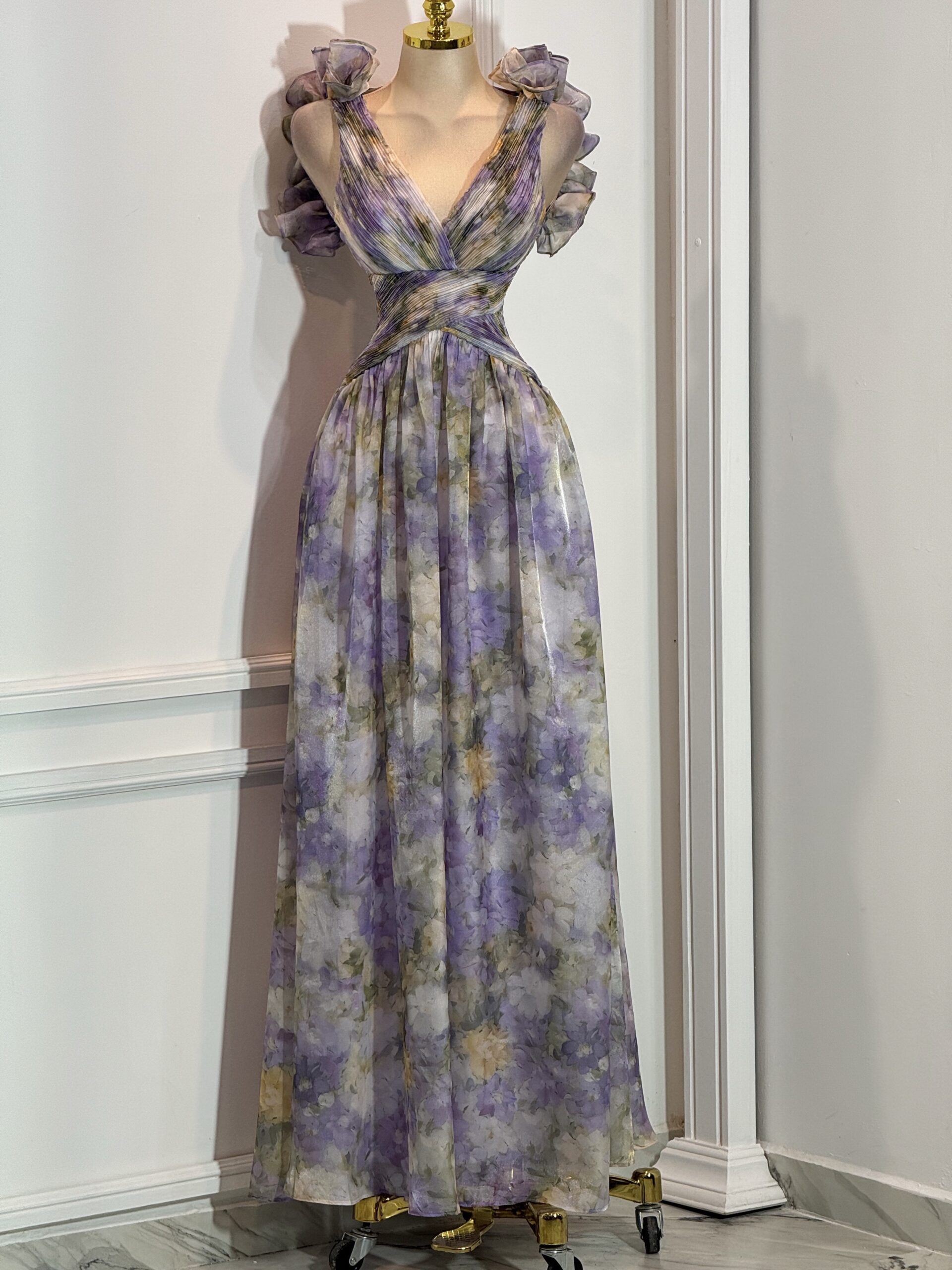 Vestido Floral Lila Con Escote En V Y Mangas Volantes - Image 4