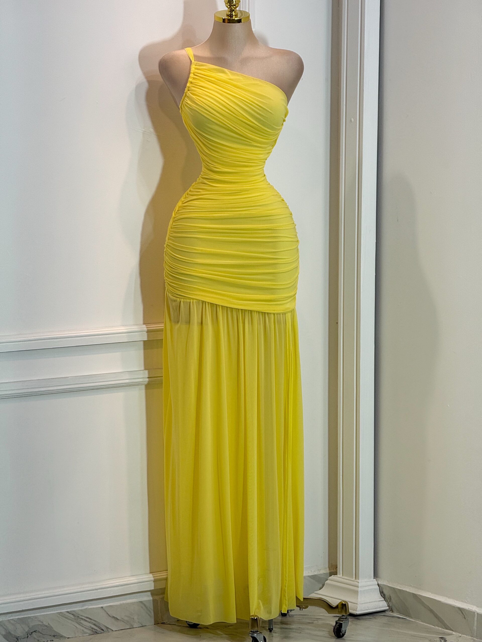 Vestido Largo Amarillo Con Drapeado Superior - Image 3