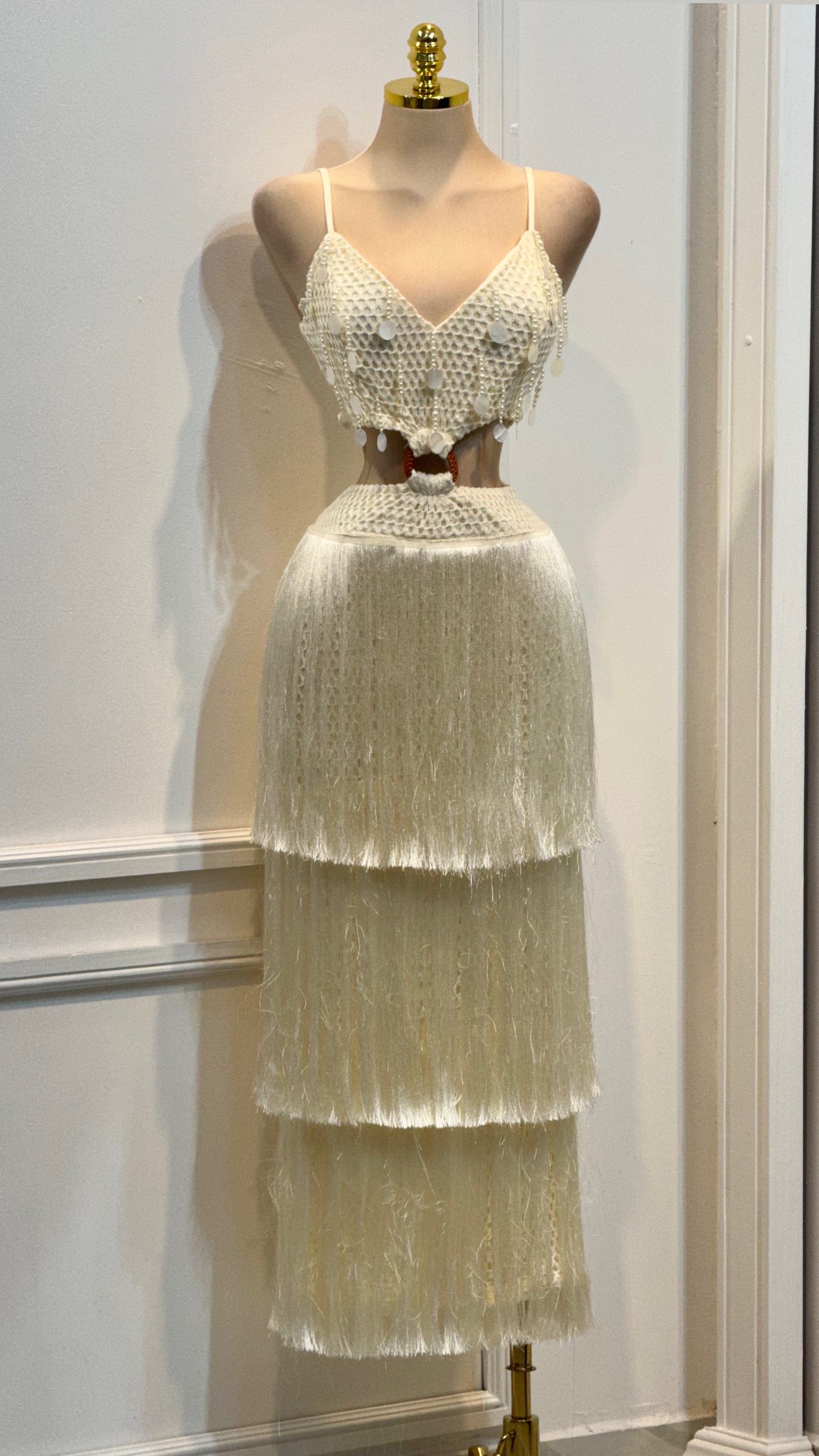 Vestido Beige Con Accesorios - Image 4