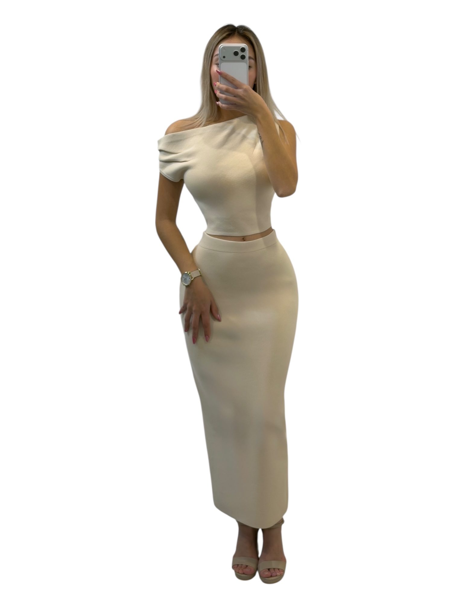 Conjunto Beige Ajustado De Top Asimétrico Y Falda Larga - Image 3