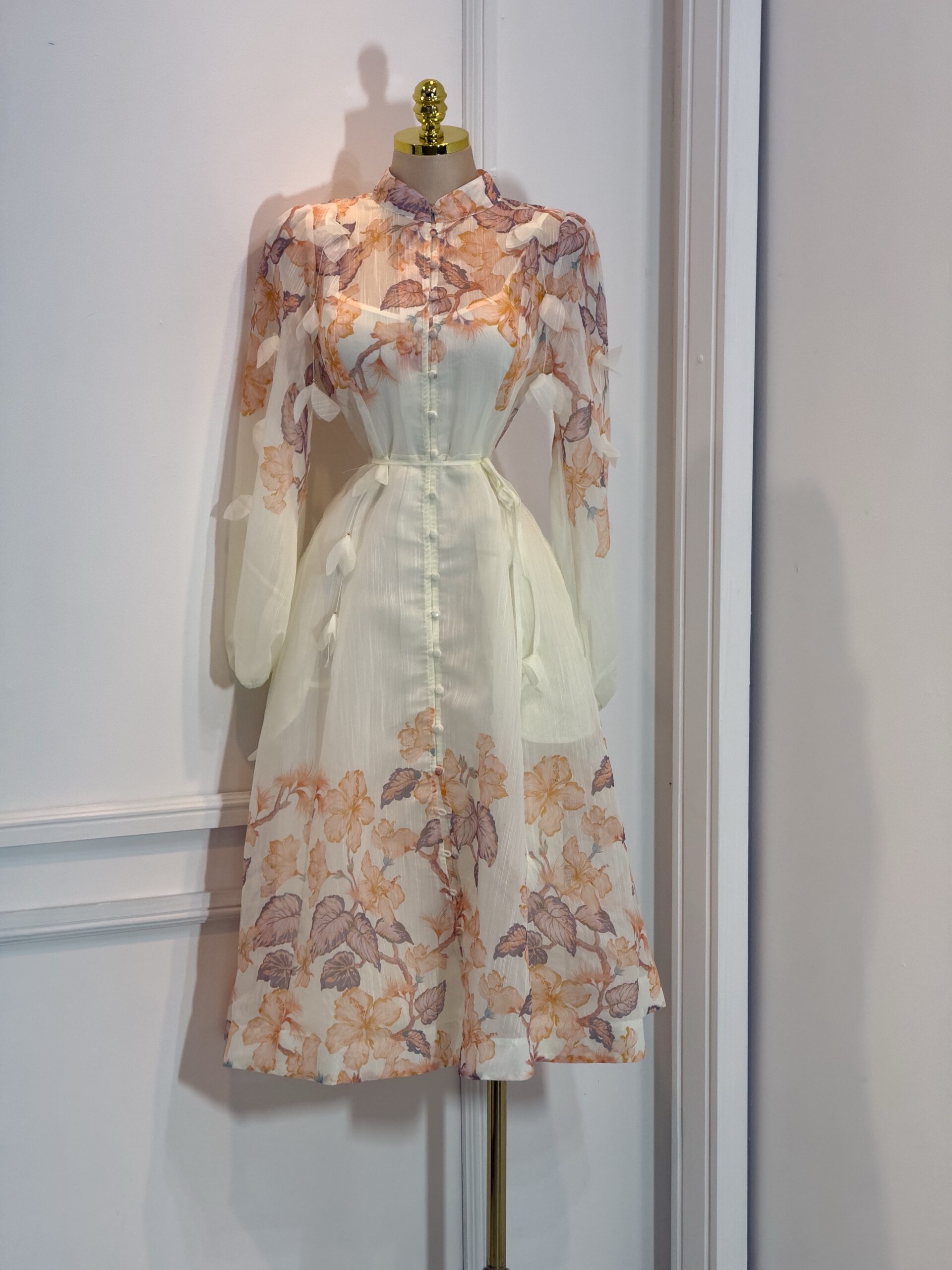 Vestido Midi Blanco Floral De Manga Larga Con Cuello Alto - Image 3