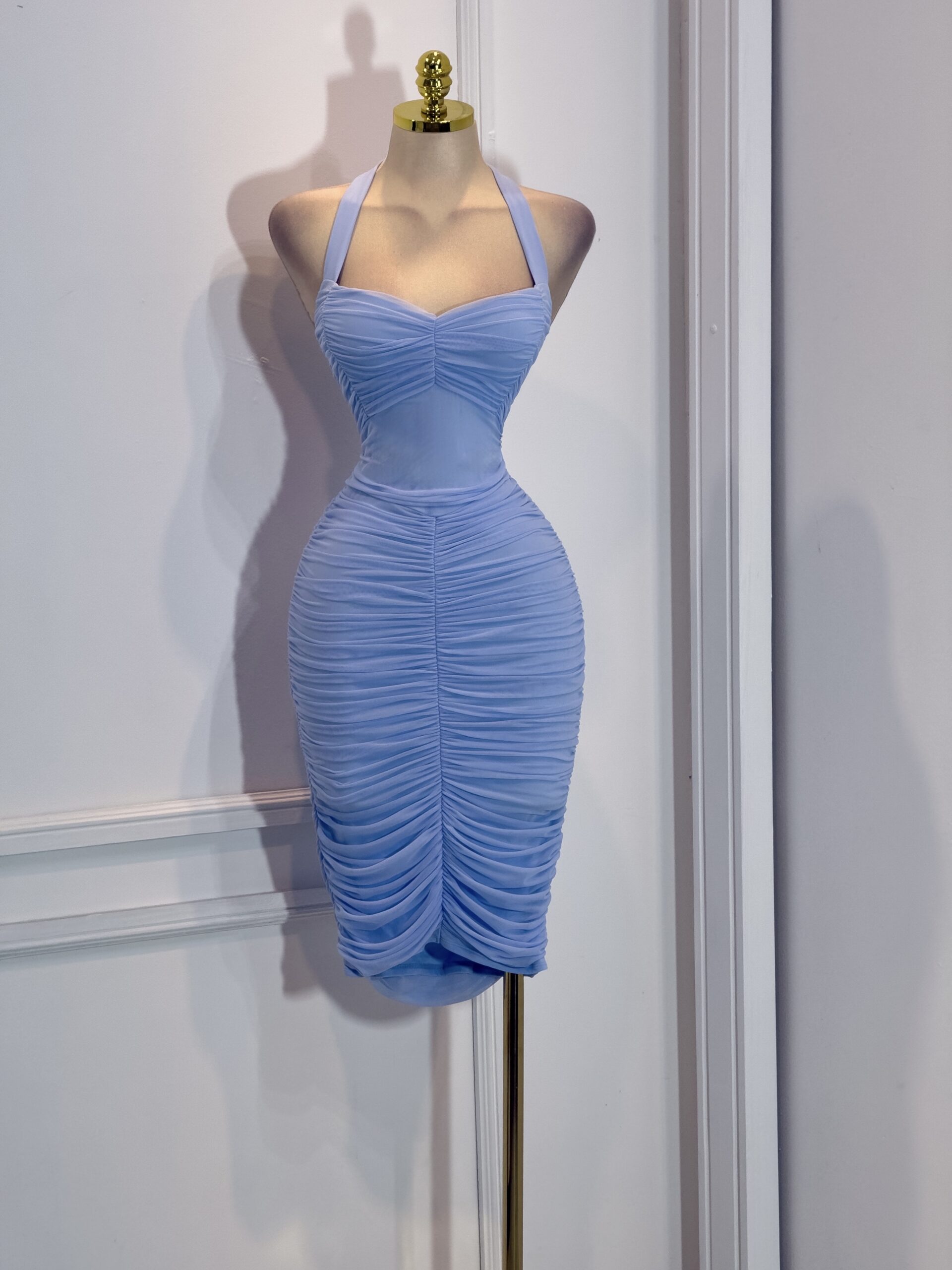 Vestido Midi Azul Cielo Ajustado Con Fruncido Central - Image 3